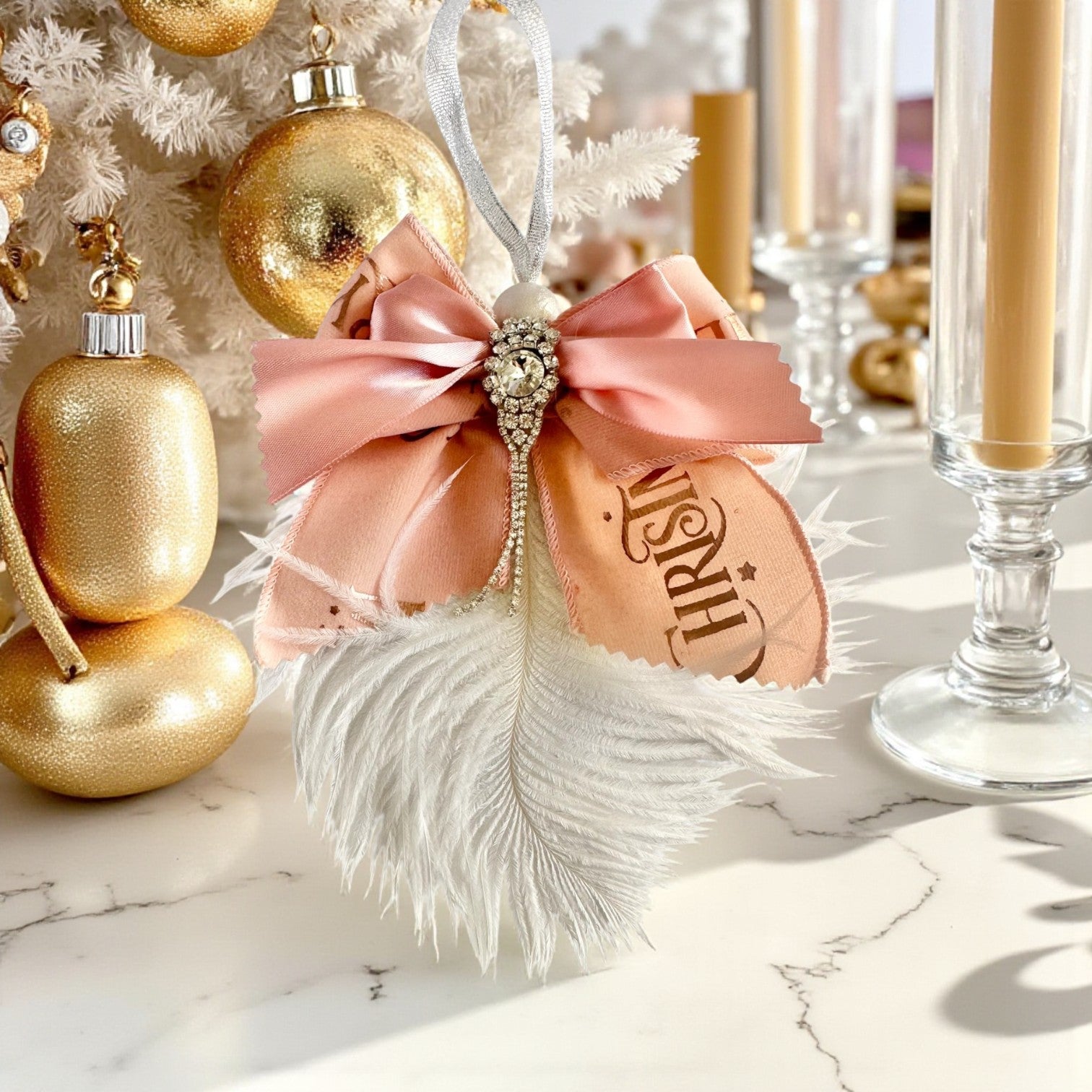 🎀 Γούρι «Fairytale Bow» με Στρας & Φτερό – Christmas Fairytale 🦢 Collection - So Cute by Dimi