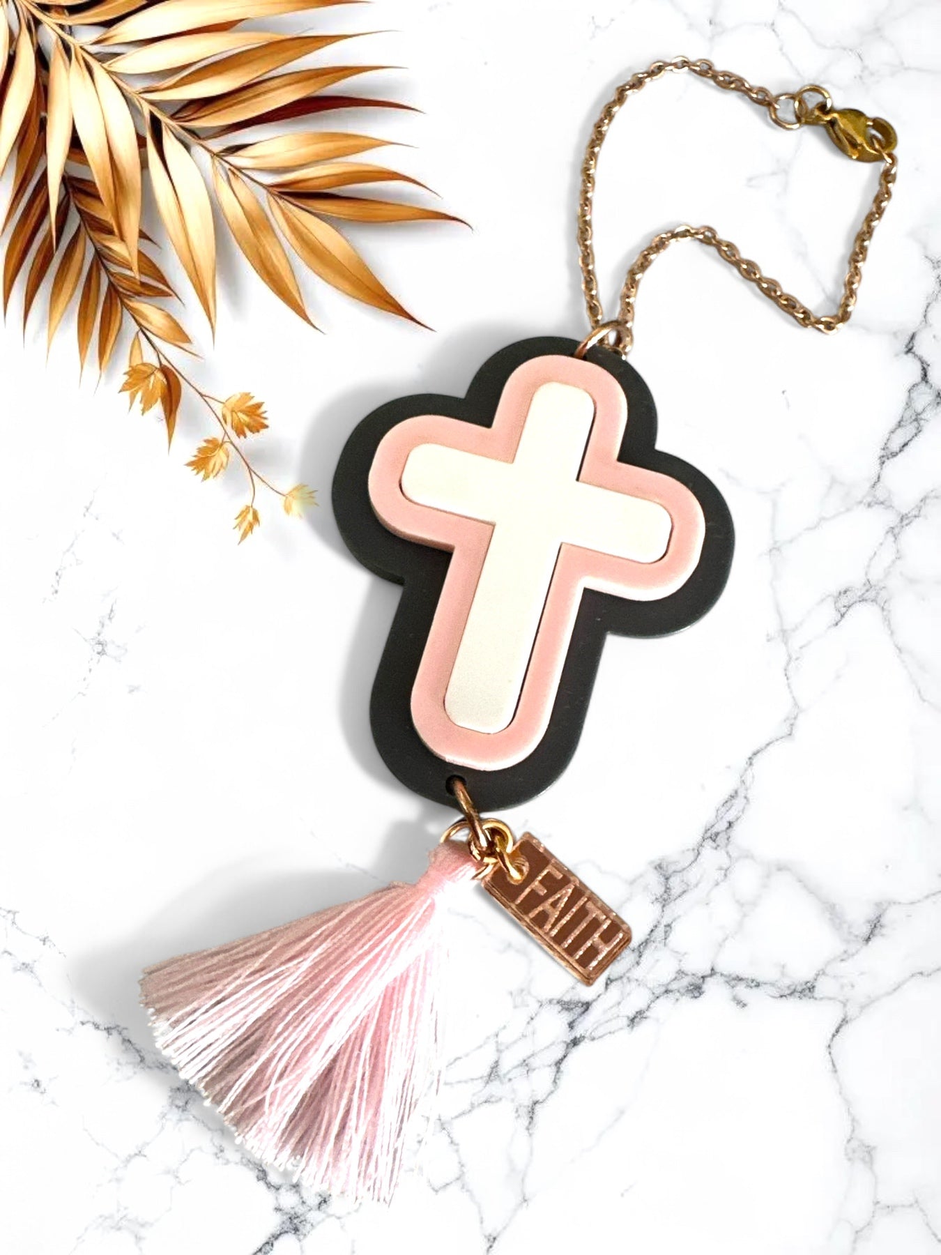 Γούρι αυτοκινήτου σταυρός σε blush pink και γκρι πλέξιγκλας με φούντα και charm “Faith”