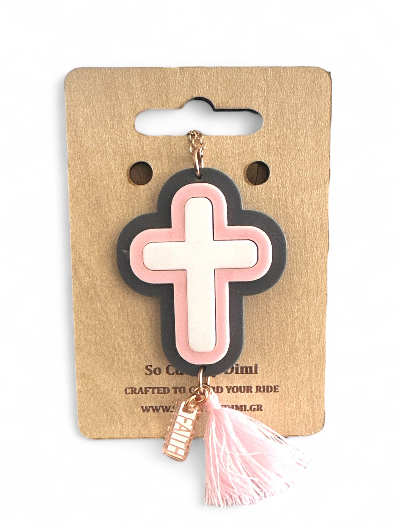 Γούρι αυτοκινήτου σταυρός σε blush pink και γκρι πλέξιγκλας με φούντα και charm “Faith” σε ξύλινη καρτέλα δώρου