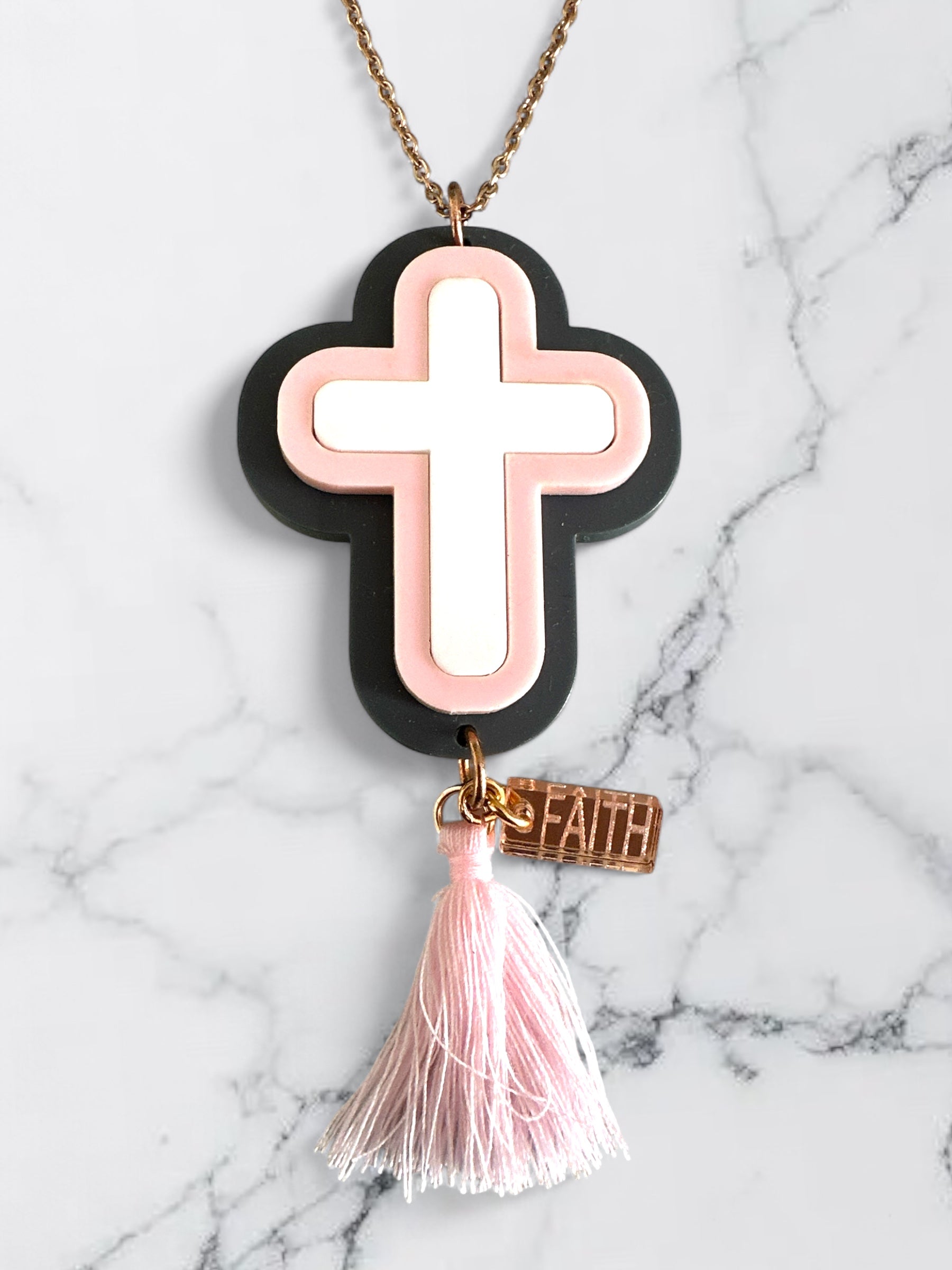 Γούρι αυτοκινήτου σταυρός σε blush pink και γκρι πλέξιγκλας με φούντα και charm “Faith”