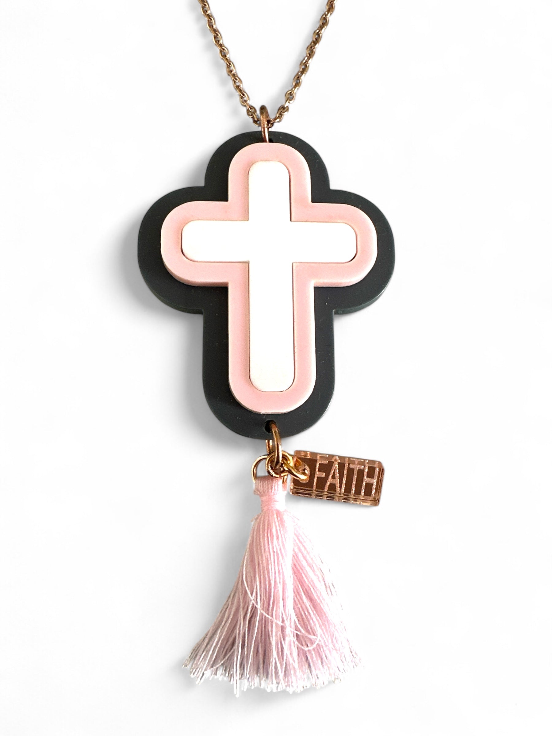 Γούρι αυτοκινήτου σταυρός σε blush pink και γκρι πλέξιγκλας με φούντα και charm “Faith”