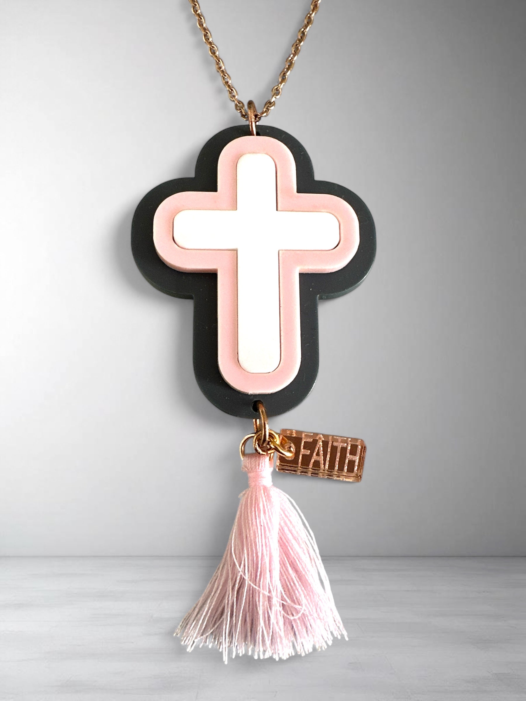 Γούρι αυτοκινήτου σταυρός σε blush pink και γκρι πλέξιγκλας με φούντα και charm “Faith”