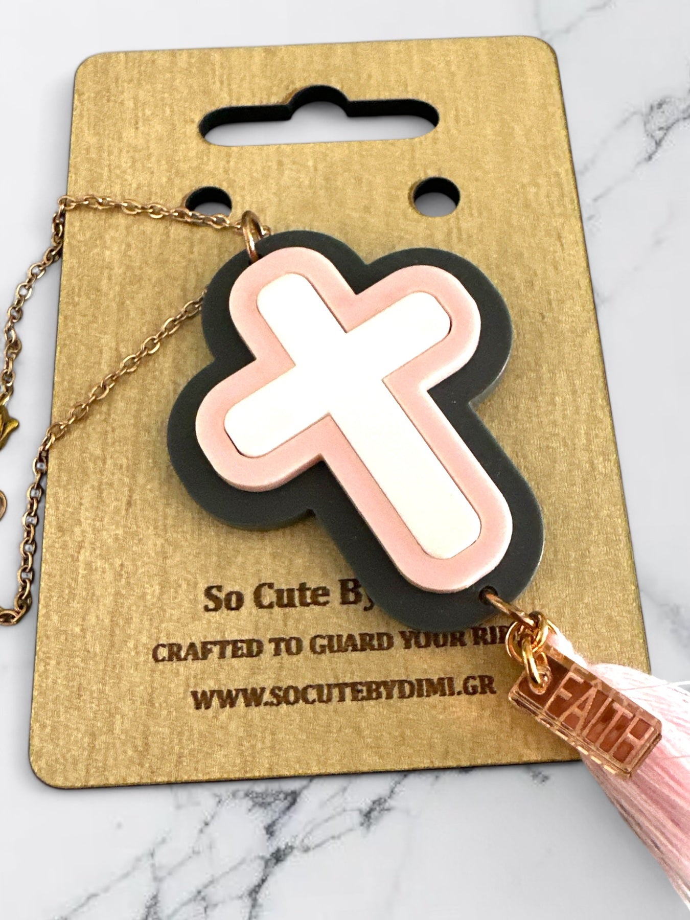 Γούρι αυτοκινήτου σταυρός σε blush pink και γκρι πλέξιγκλας με φούντα και πλεξιγκλάς charm “Faith”