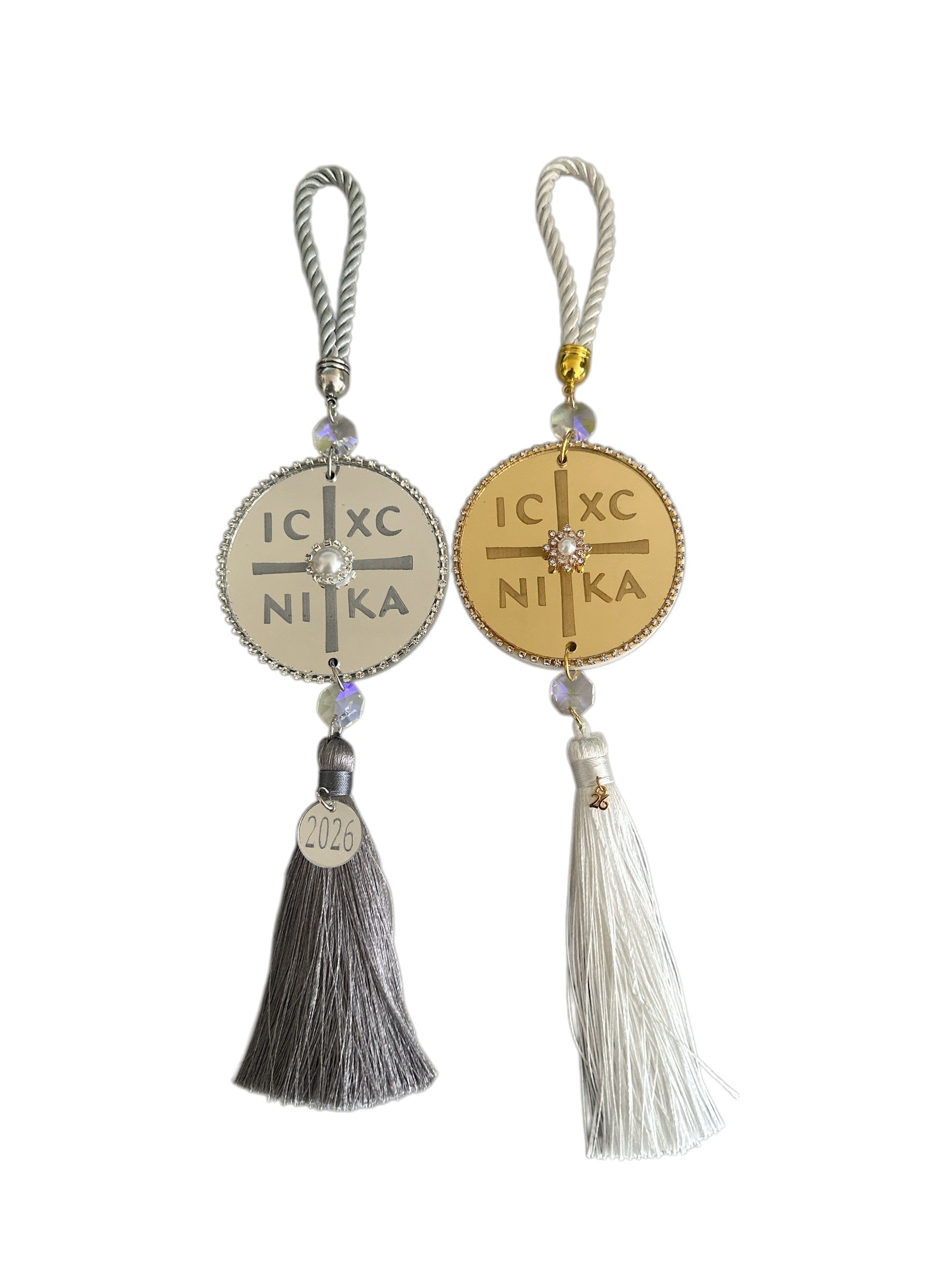 Γούρια IC XC NIKA 2026 σε χρυσό και ασημί με φούντες, σε καθαρό λευκό φόντο.