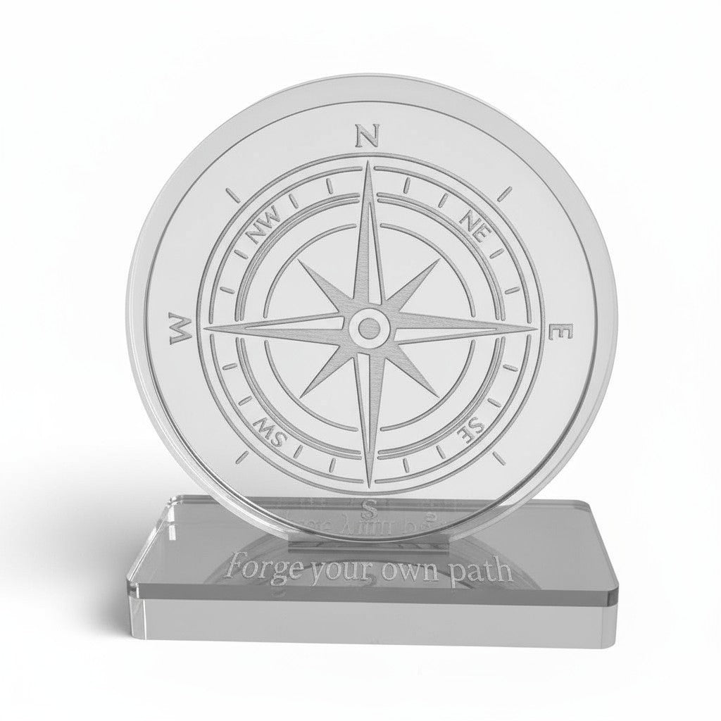 Χειροποίητο επιτραπέζιο γούρι πυξίδα από πλεξιγκλάς καθρέφτη με χάραξη, διαθέσιμο σε μαύρο ή λευκό με χρυσό ή ασημί, So Cute by Dimi.
