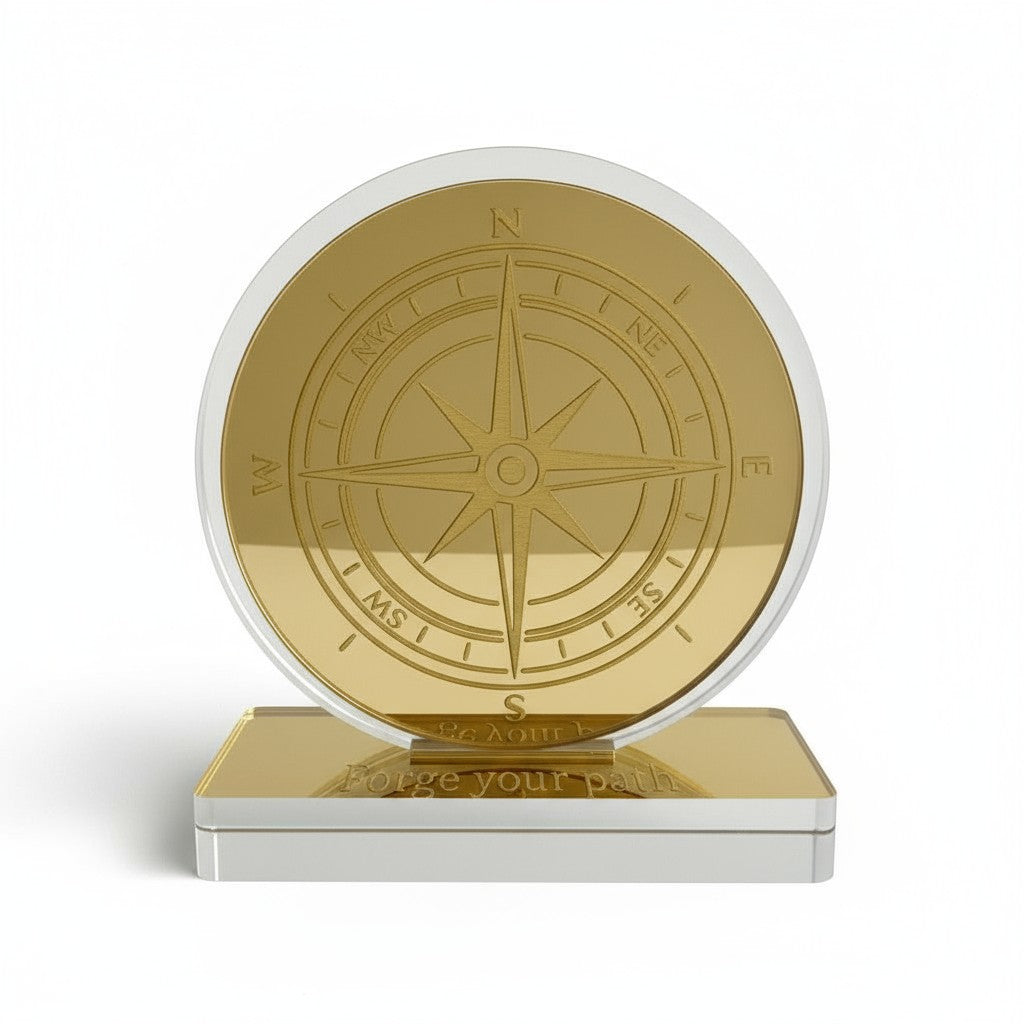 Χειροποίητο επιτραπέζιο γούρι πυξίδα από πλεξιγκλάς καθρέφτη με χάραξη, διαθέσιμο σε μαύρο ή λευκό με χρυσό ή ασημί, So Cute by Dimi.