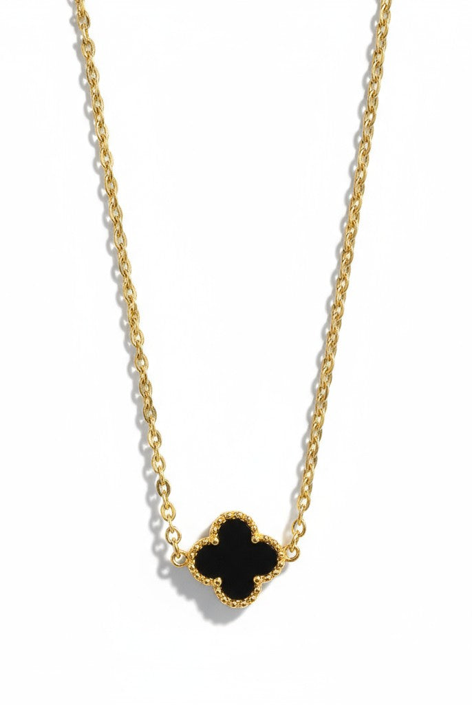 Ατσάλινο κολιέ So Cute by Dimi με χρυσή αλυσίδα και τετράφυλλο μοτίφ σε μαύρο ή λευκό φίλντισι