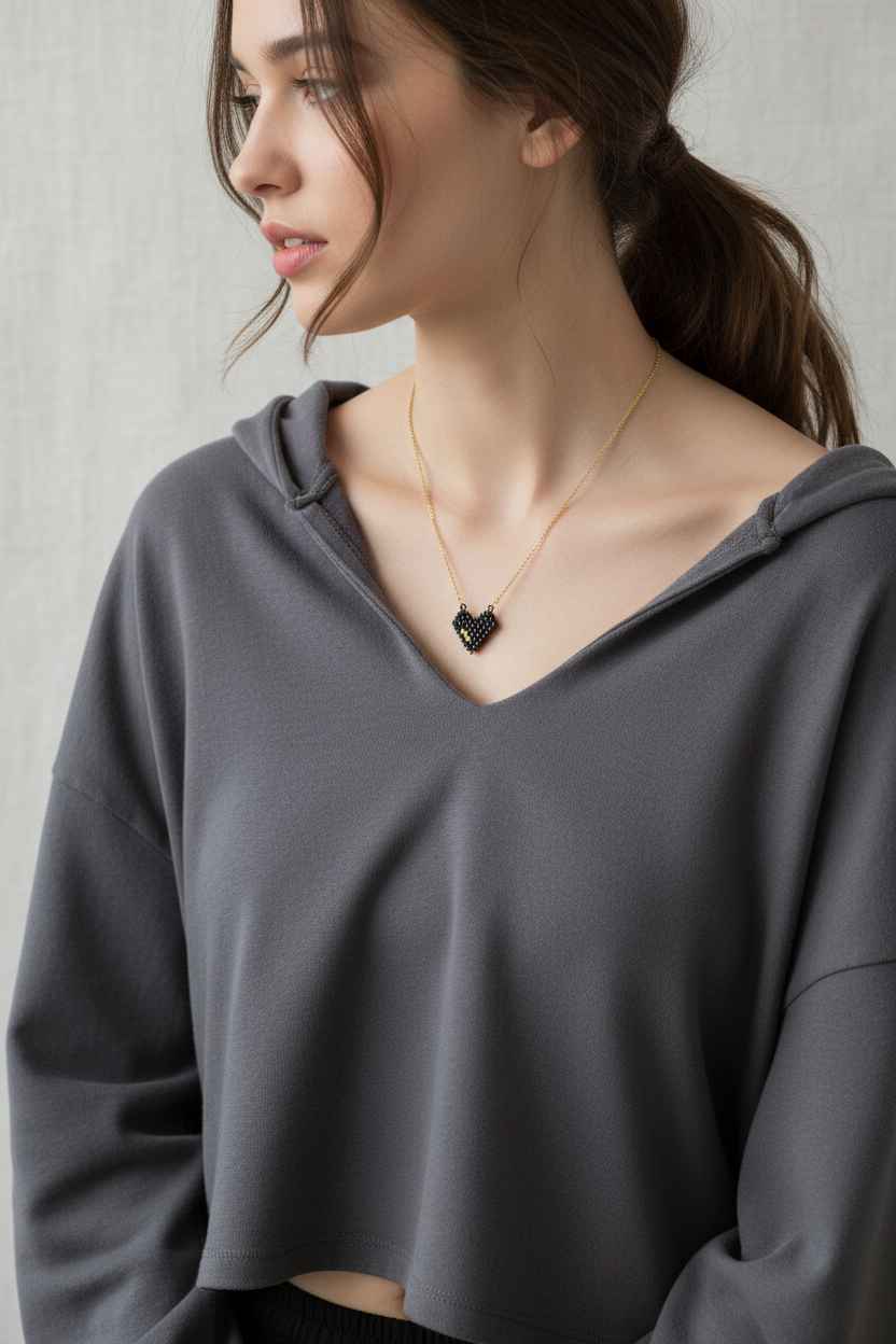 Ατσάλινο κολιέ με καρδιά Miyuki και 3 χρυσές χάντρες. Διαθέσιμο σε 3 χρώματα στο So Cute by Dimi.