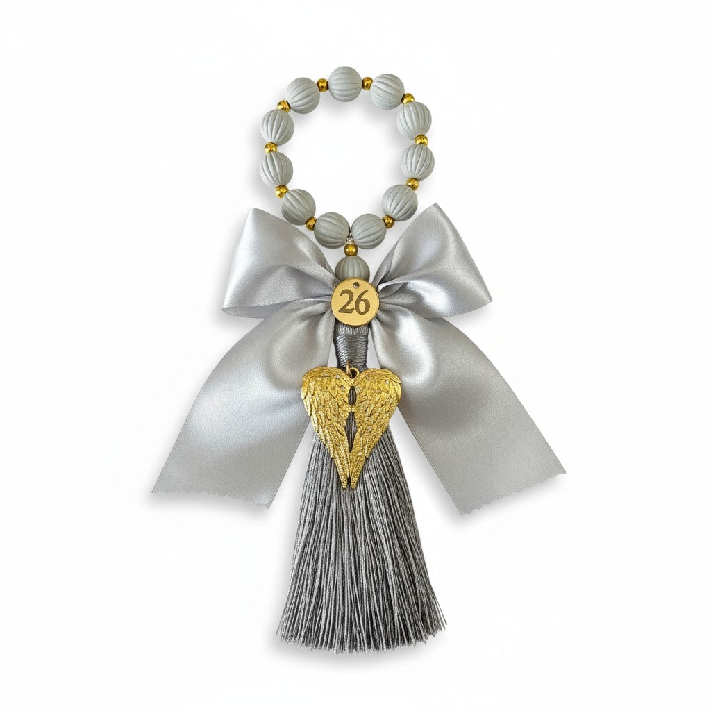 Κρεμαστό γούρι με φτερά αγγέλου, φούντα και σατέν φιόγκο – So Cute by Dimi