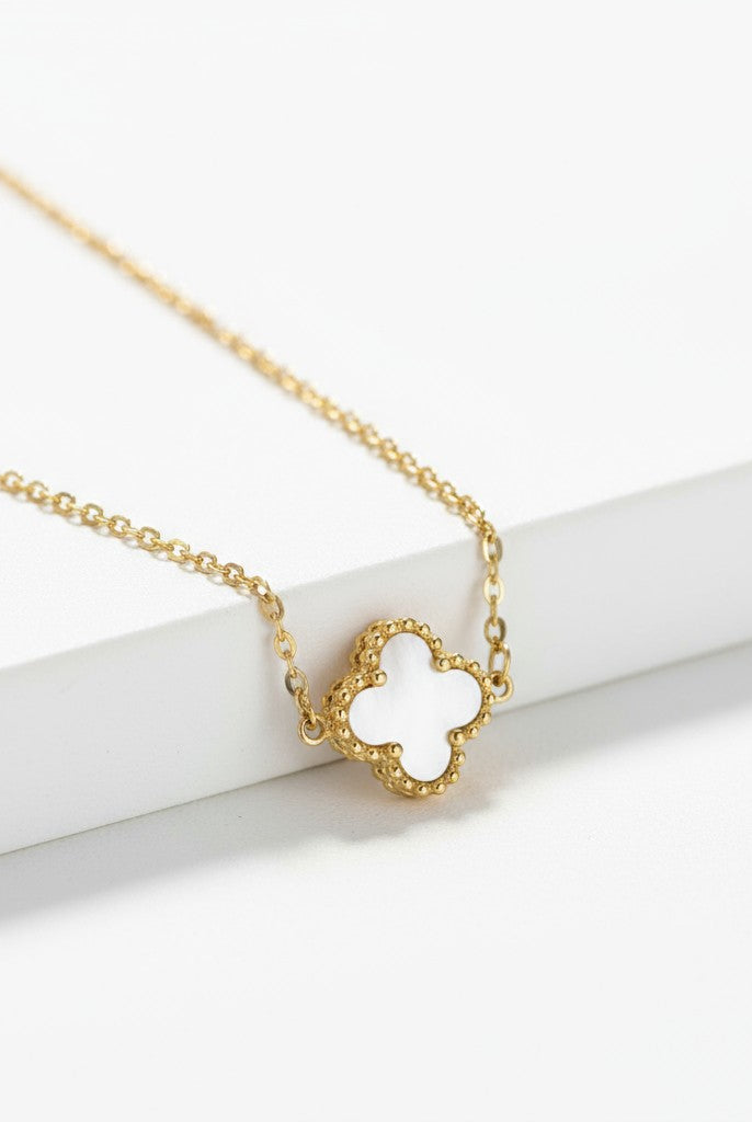 Ατσάλινο κολιέ So Cute by Dimi με χρυσή αλυσίδα και τετράφυλλο μοτίφ σε μαύρο ή λευκό φίλντισι