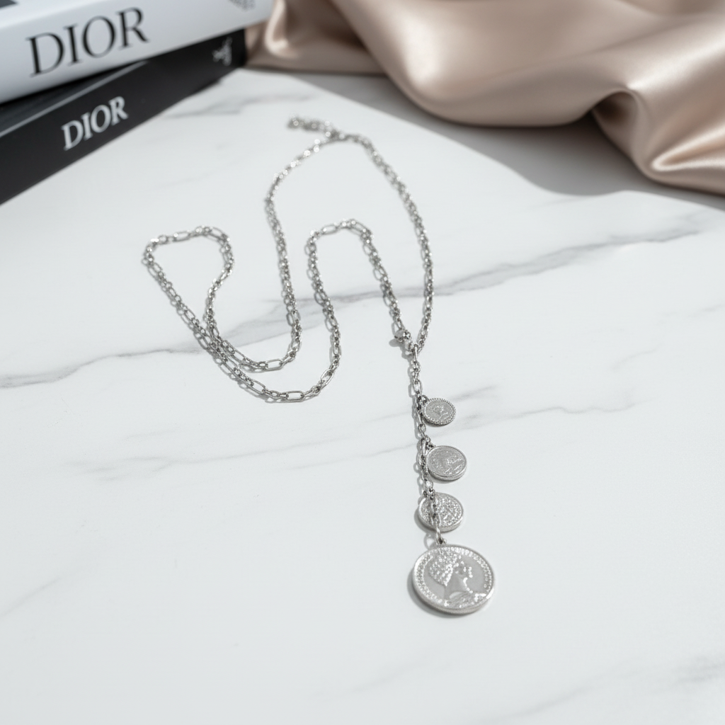 Aelia Coins Y-Chain – Μακρύ ατσάλινο κολιέ 106εκ με κρεμαστές λίρες σε Y-shape, σε silver ή gold.