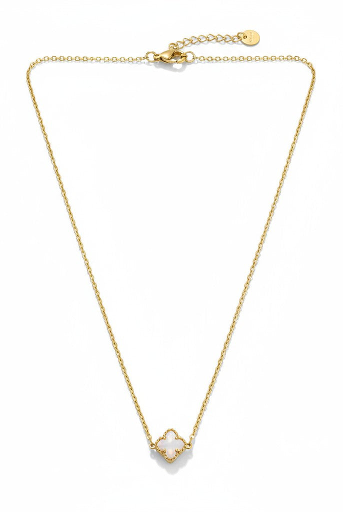 Ατσάλινο κολιέ So Cute by Dimi με χρυσή αλυσίδα και τετράφυλλο μοτίφ σε μαύρο ή λευκό φίλντισι