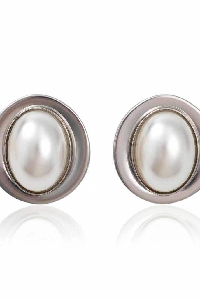 Ατσάλινα σκουλαρίκια stud με πέρλα και melted πλαίσιο σε ασημί.
