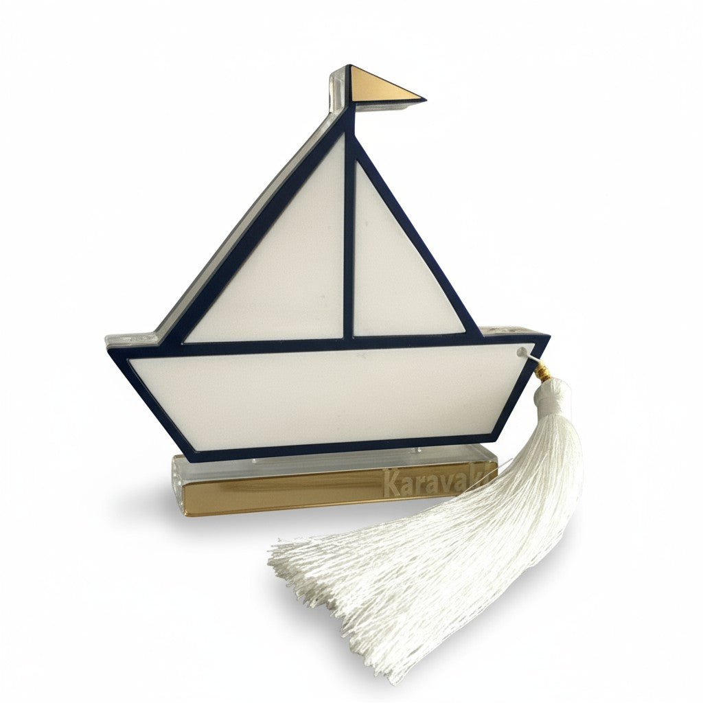 Χειροποίητο επιτραπέζιο γούρι καραβάκι από πλεξιγκλάς με μπλε, λευκές και χρυσές λεπτομέρειες, So Cute by Dimi.