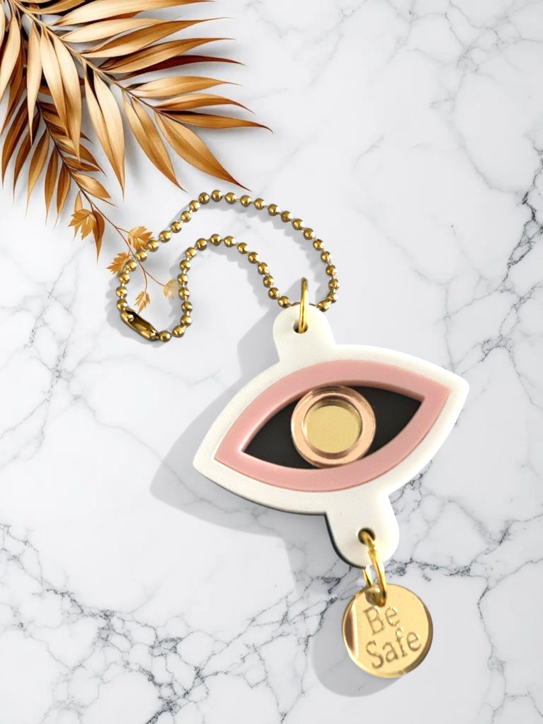 Γούρι αυτοκινήτου σε σχήμα ματιού με blush pink λεπτομέρεια, χρυσό καθρέφτη στο κέντρο και plexiglass charm Be Safe