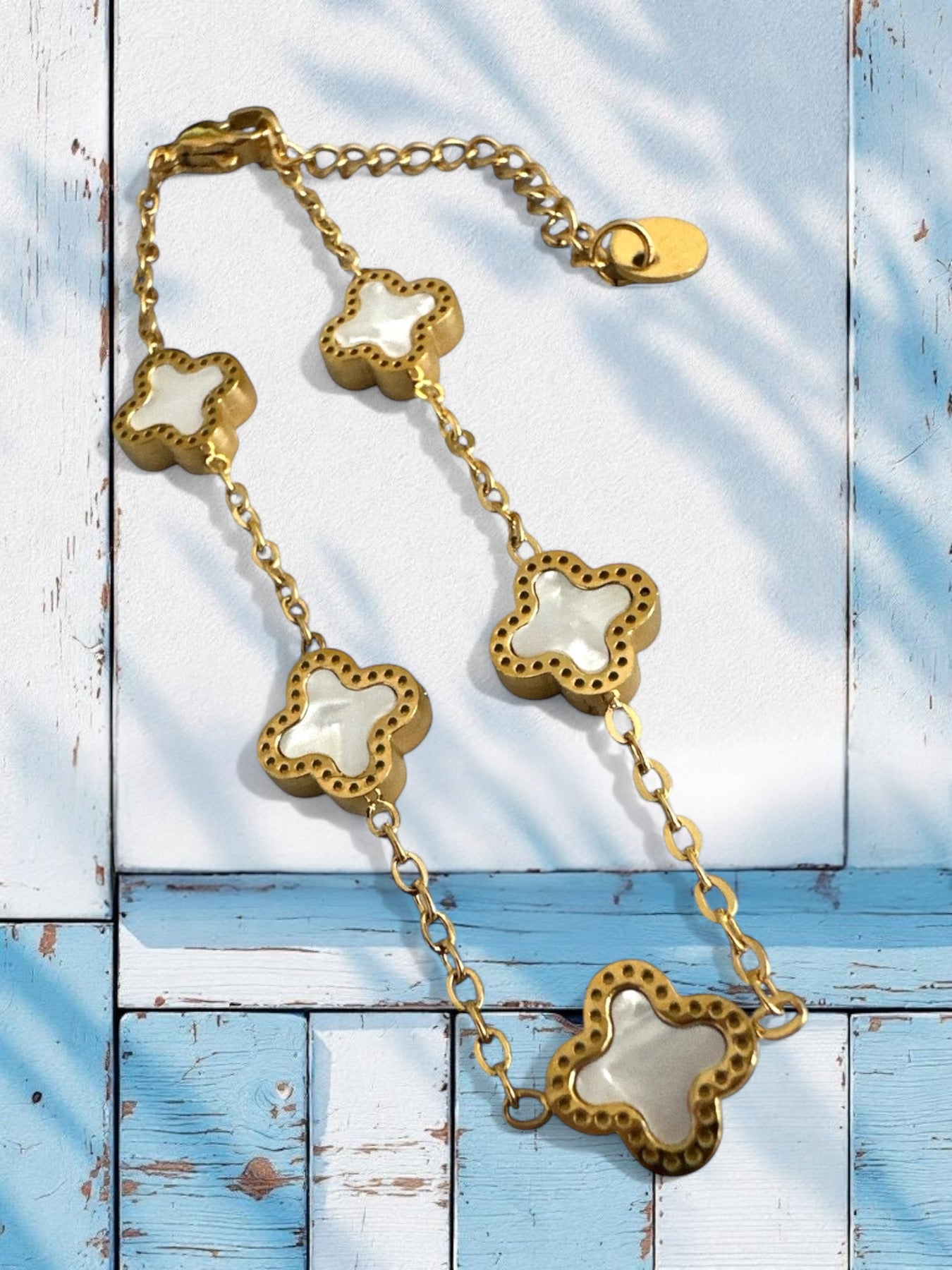 Γυναικείο βραχιόλι από ατσάλι με επίχρυση αλυσίδα και mother-of-pearl τετράφυλλα μοτίφ