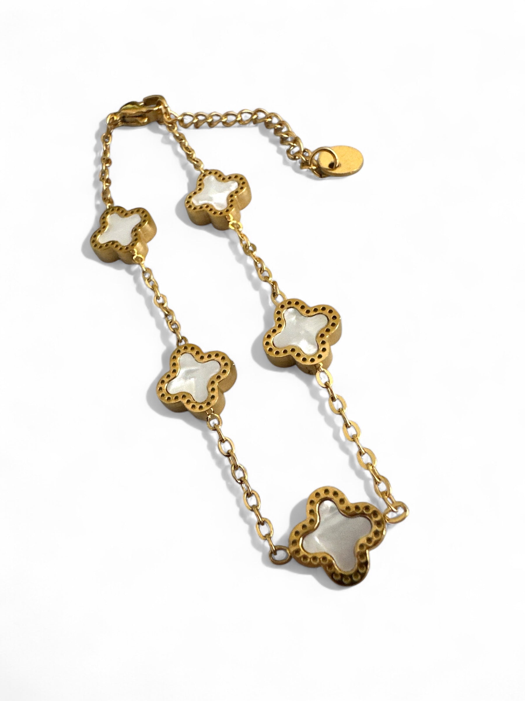 Γυναικείο βραχιόλι από ατσάλι με επίχρυση αλυσίδα και mother-of-pearl τετράφυλλα μοτίφ