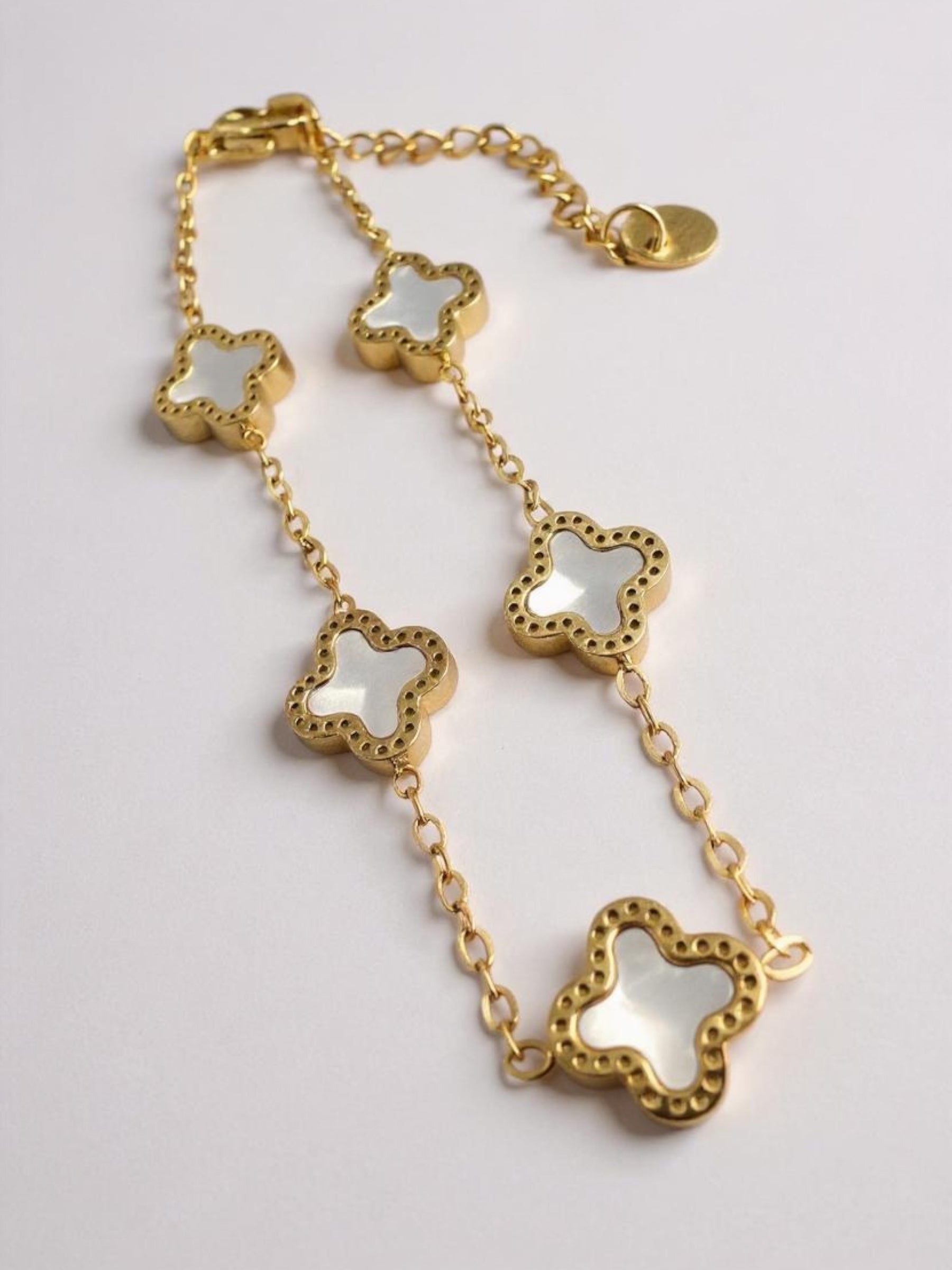 Γυναικείο βραχιόλι από ατσάλι με επίχρυση αλυσίδα και mother-of-pearl τετράφυλλα μοτίφ