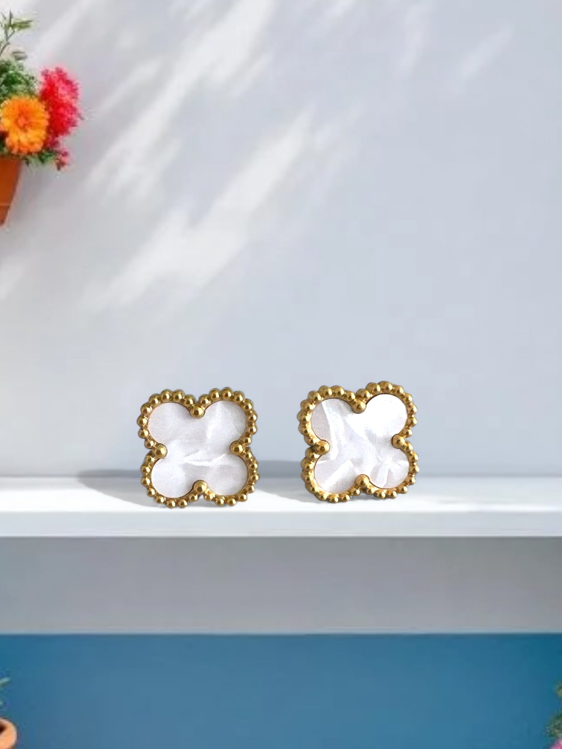 Ατσάλινα σκουλαρίκια καρφάκια με φίλντισι και επιχρυσωμένο περίγραμμα σε σχήμα clover