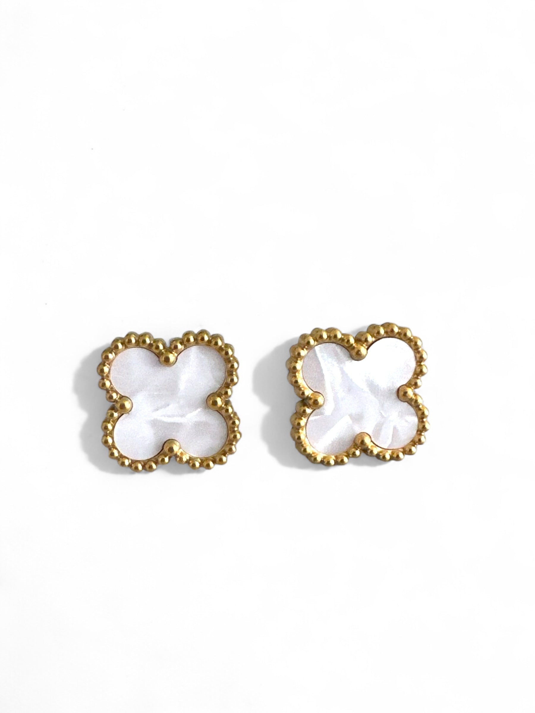 Ατσάλινα σκουλαρίκια καρφάκια με φίλντισι και επιχρυσωμένο περίγραμμα σε σχήμα clover