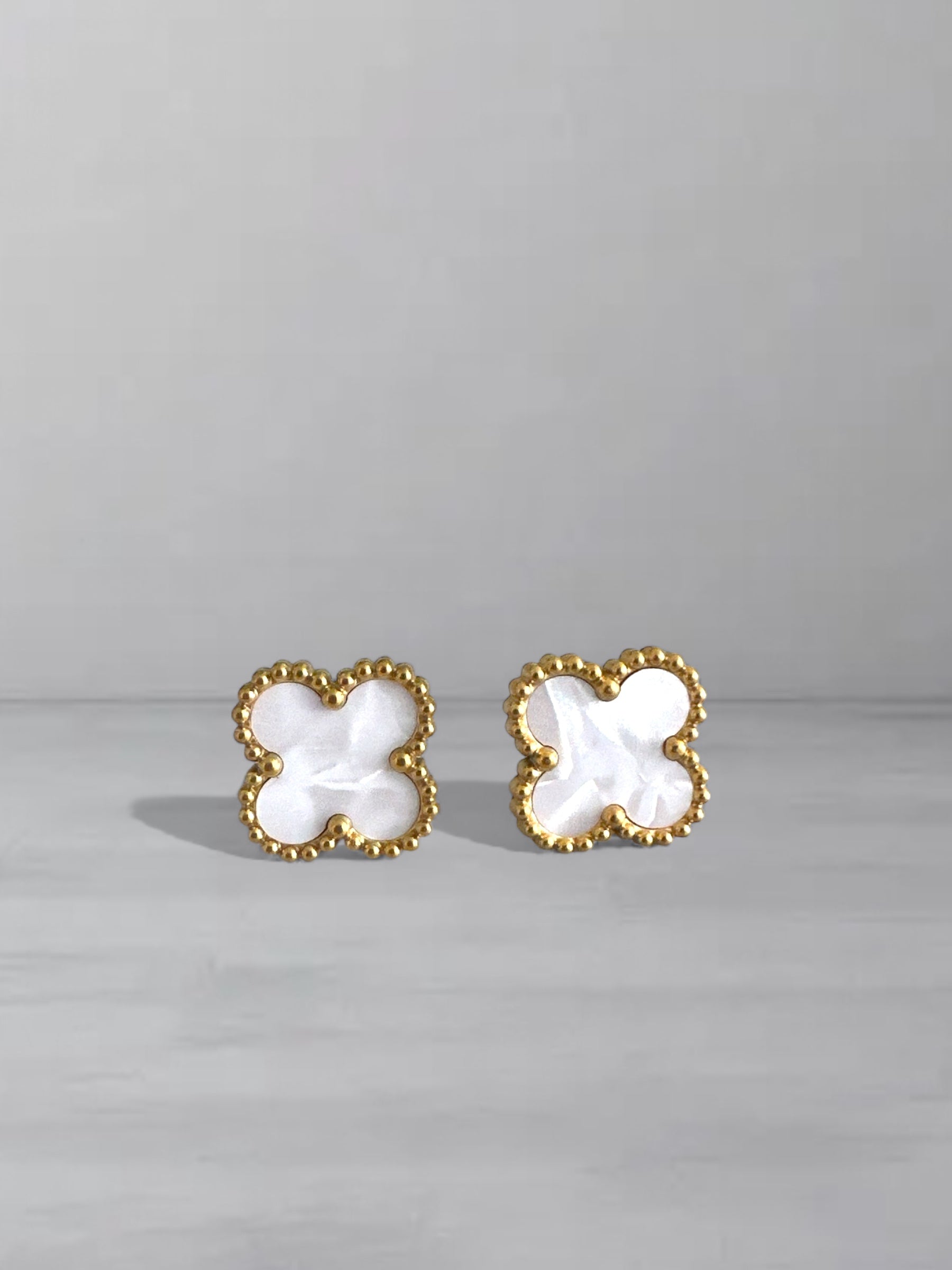 Ατσάλινα σκουλαρίκια καρφάκια με φίλντισι και επιχρυσωμένο περίγραμμα σε σχήμα clover