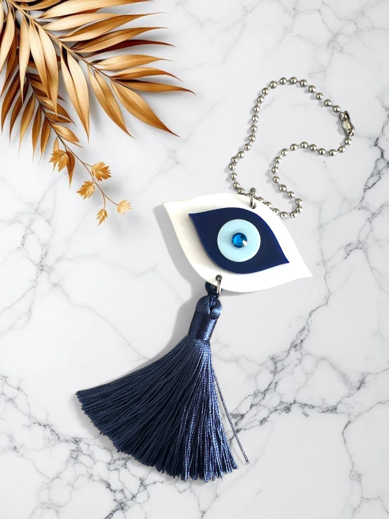 Γούρι αυτοκινήτου μάτι με navy blue λεπτομέρειες, γαλάζιο κέντρο και μπλε κρύσταλλο, με φούντα και μεταλλική αλυσίδα