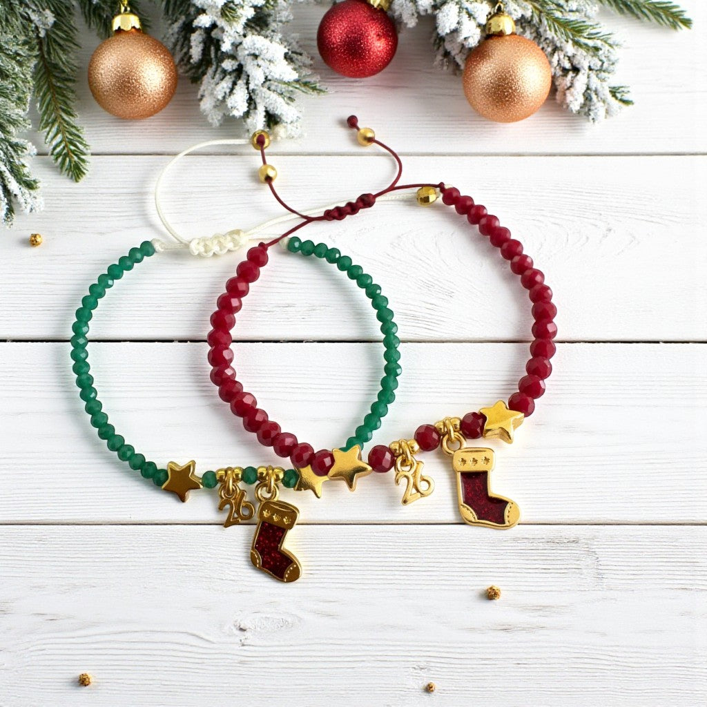 Χειροποίητο βραχιόλι-γούρι με κρυστάλλινες χάντρες, χρυσά στοιχεία, μοτίφ “26” και κάλτσα σμάλτο. So Cute by Dimi