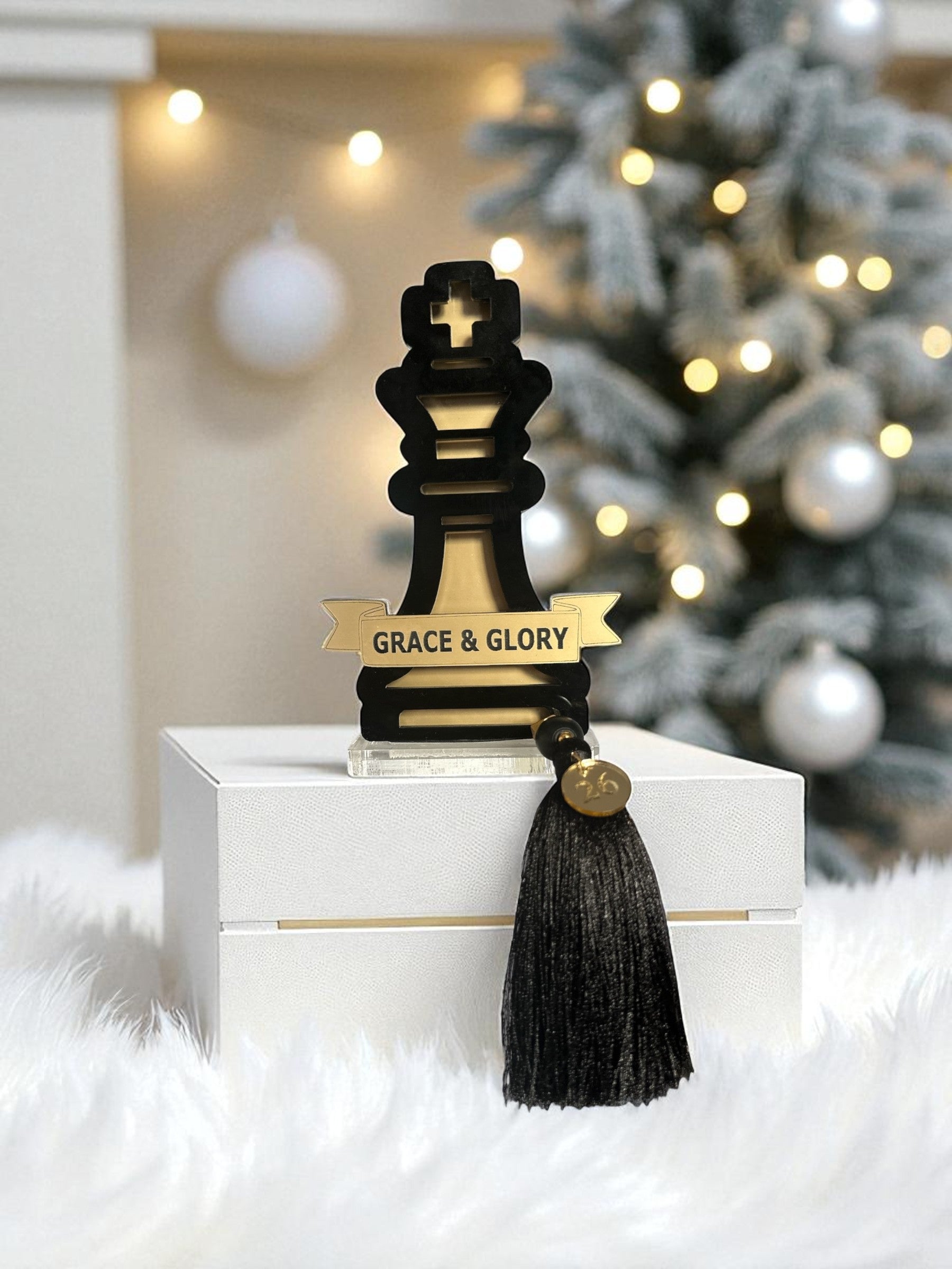 Γούρι 2026 King Chess Bold Plexiglass με φούντα και μοτίφ “26” – Grace & Glory-So Cute by Dimi