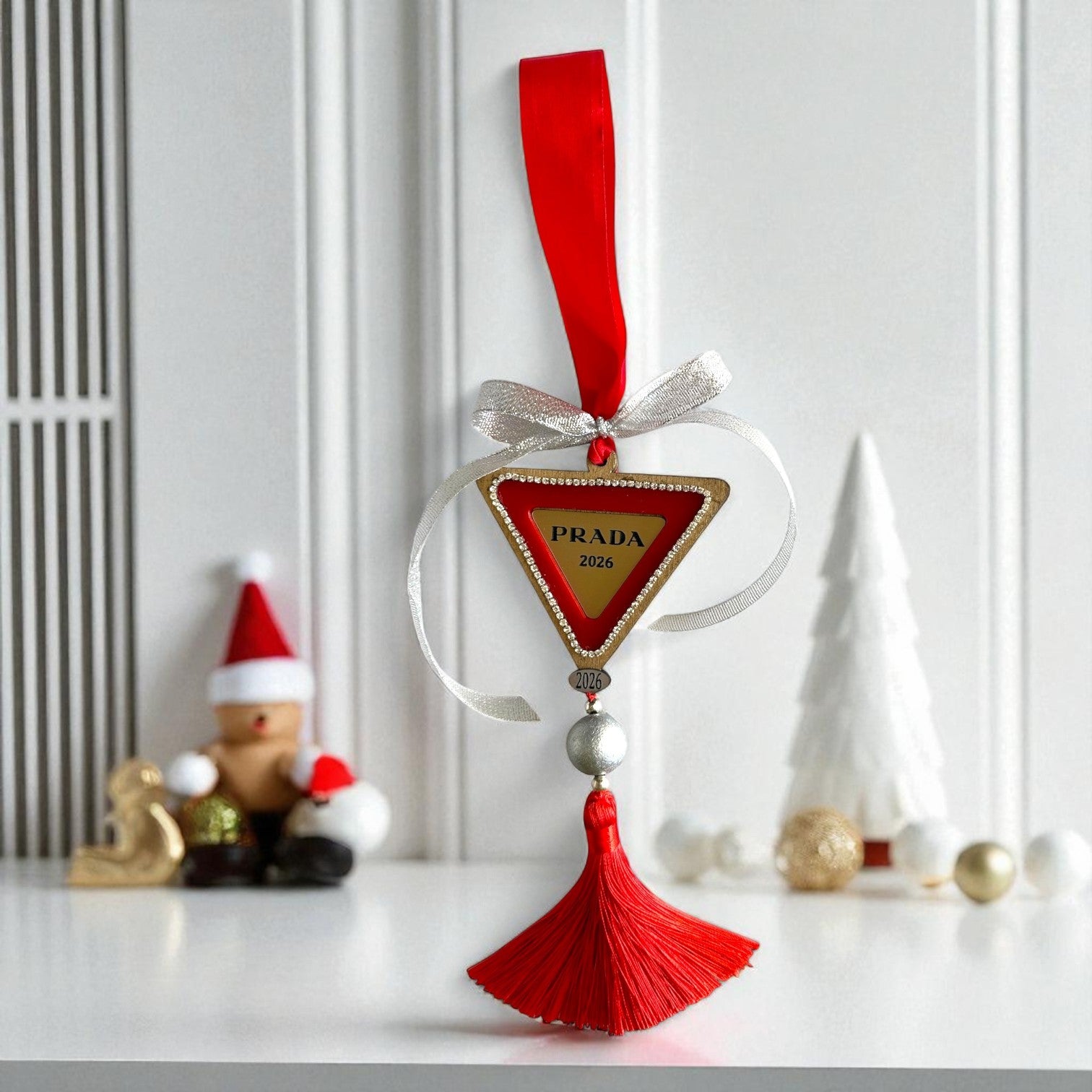 Γούρι 2026 Couture PRADA με κόκκινη κορδέλα, στρας και φούντα – So Cute by Dimi