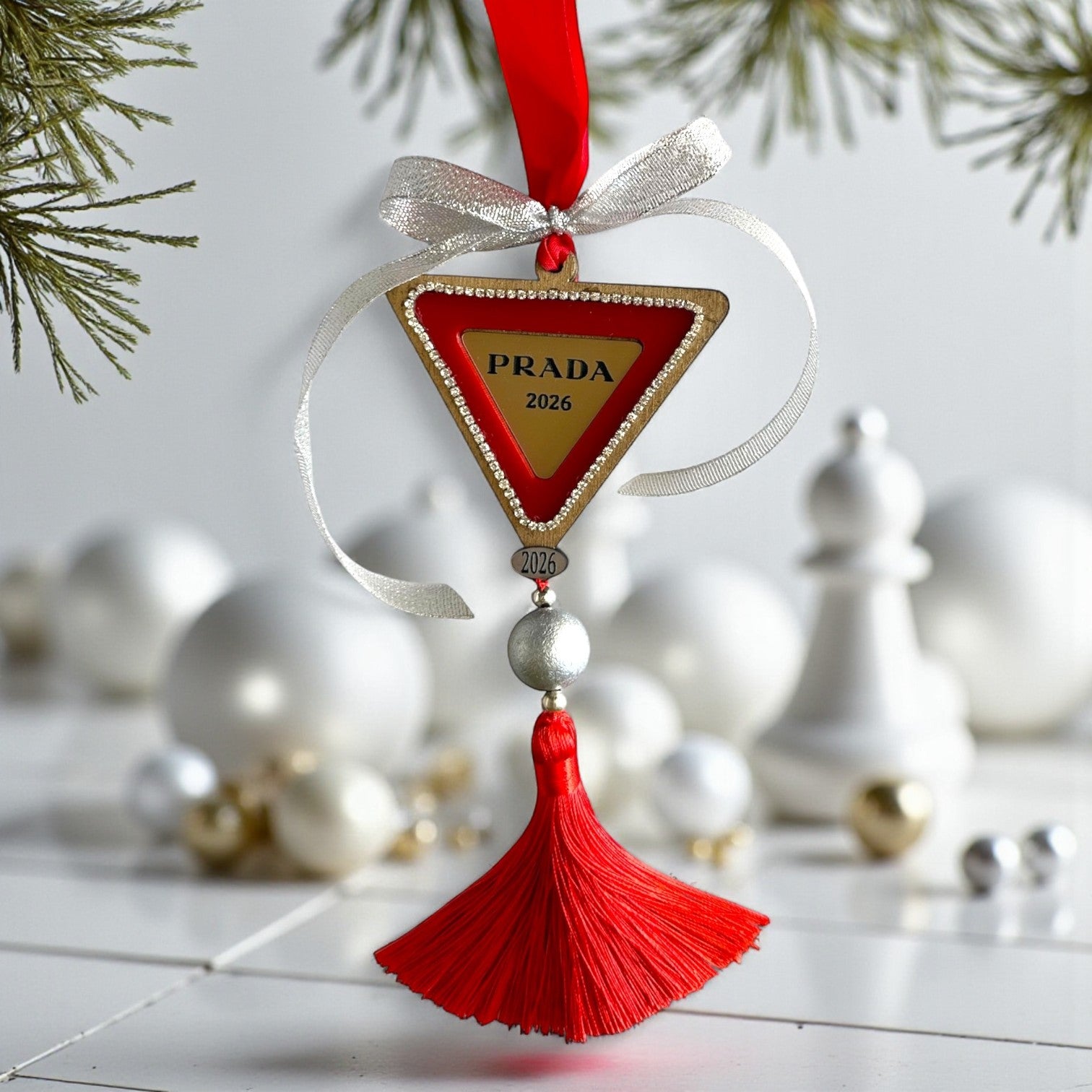 Γούρι 2026 Couture PRADA με κόκκινη κορδέλα, στρας και φούντα – So Cute by Dimi