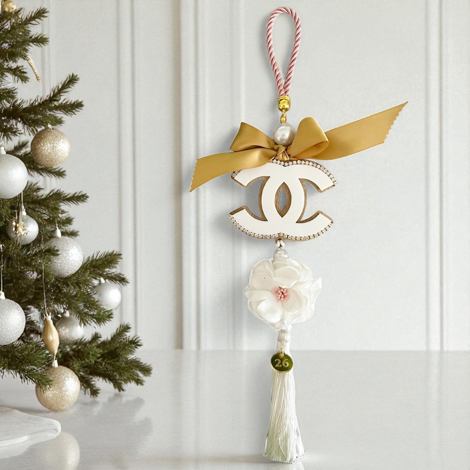 Γούρι 2026 Christmas Couture με φιόγκο, πέρλες, καμέλια και φούντα από σατέν – Χειροποίητο So Cute by Dimi