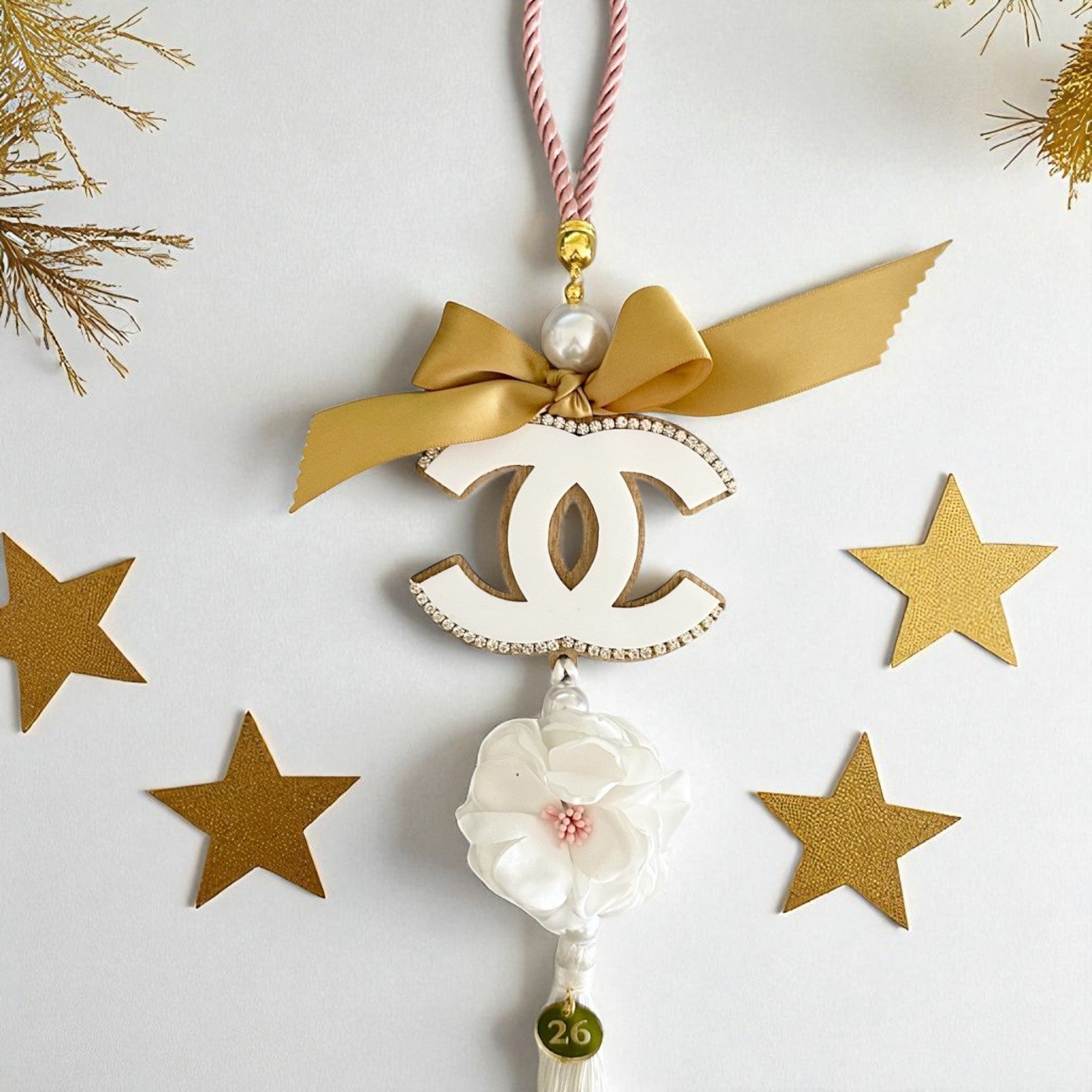 Γούρι 2026 Christmas Couture με φιόγκο, πέρλες, καμέλια και φούντα από σατέν – Χειροποίητο So Cute by Dimi