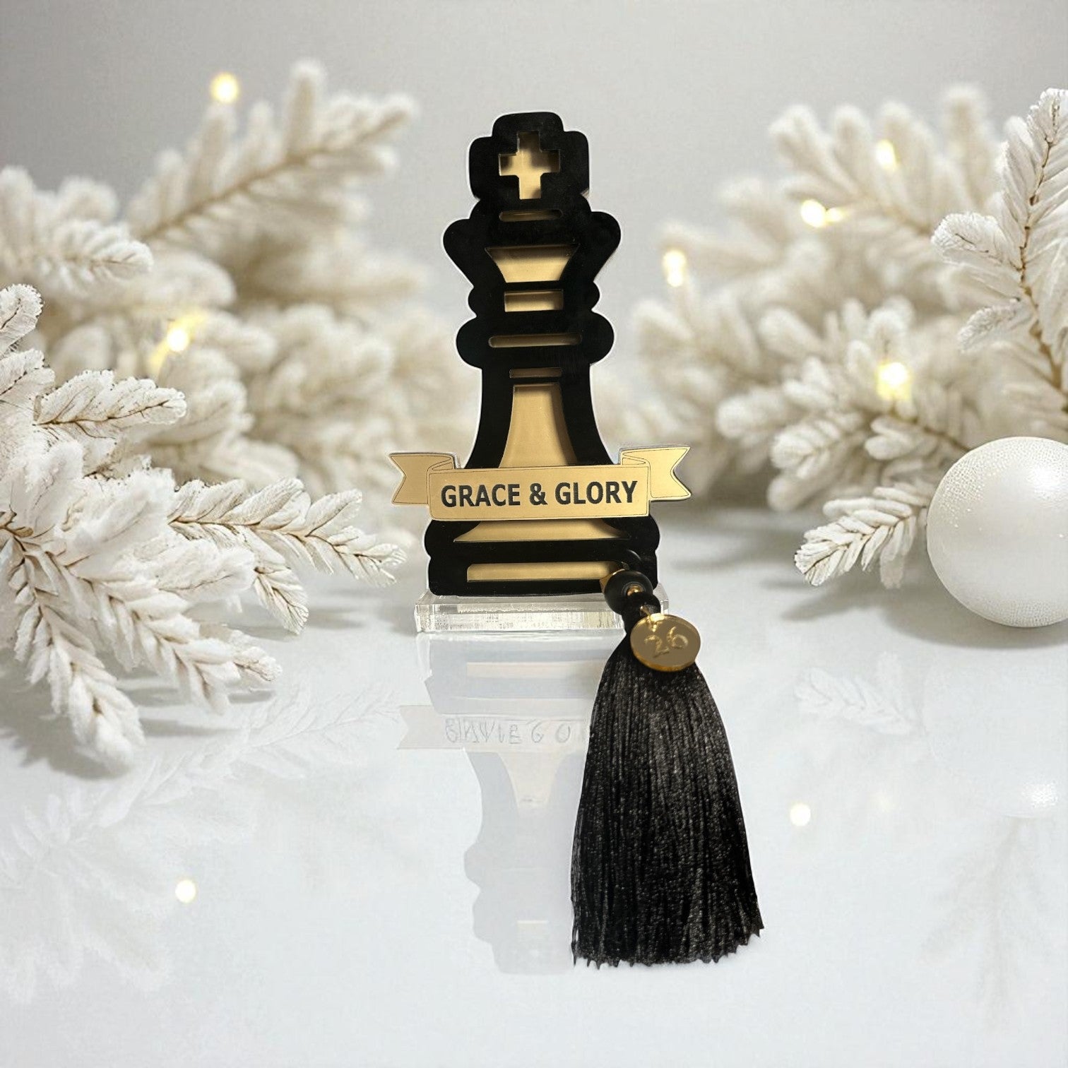 Γούρι 2026 King Chess Bold Plexiglass με φούντα και μοτίφ “26” – Grace & Glory-So Cute by Dimi