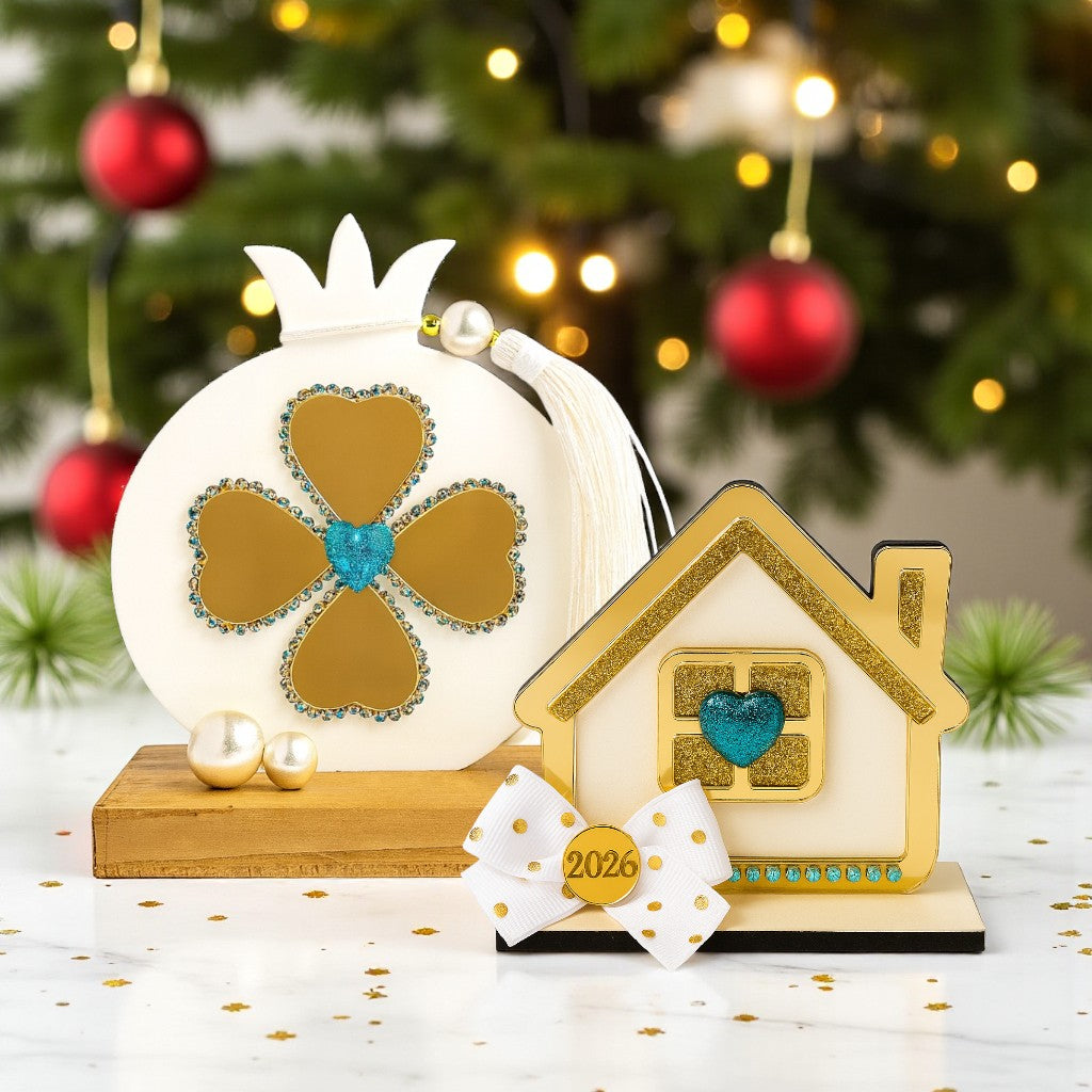 So Cute by Dimi χειροποίητα γούρια ρόδι και σπιτάκι με λευκή βάση, χρυσές καρδιές και γαλάζια λεπτομέρεια στο κέντρο, σε ξύλινη βάση με λευκή φούντα.