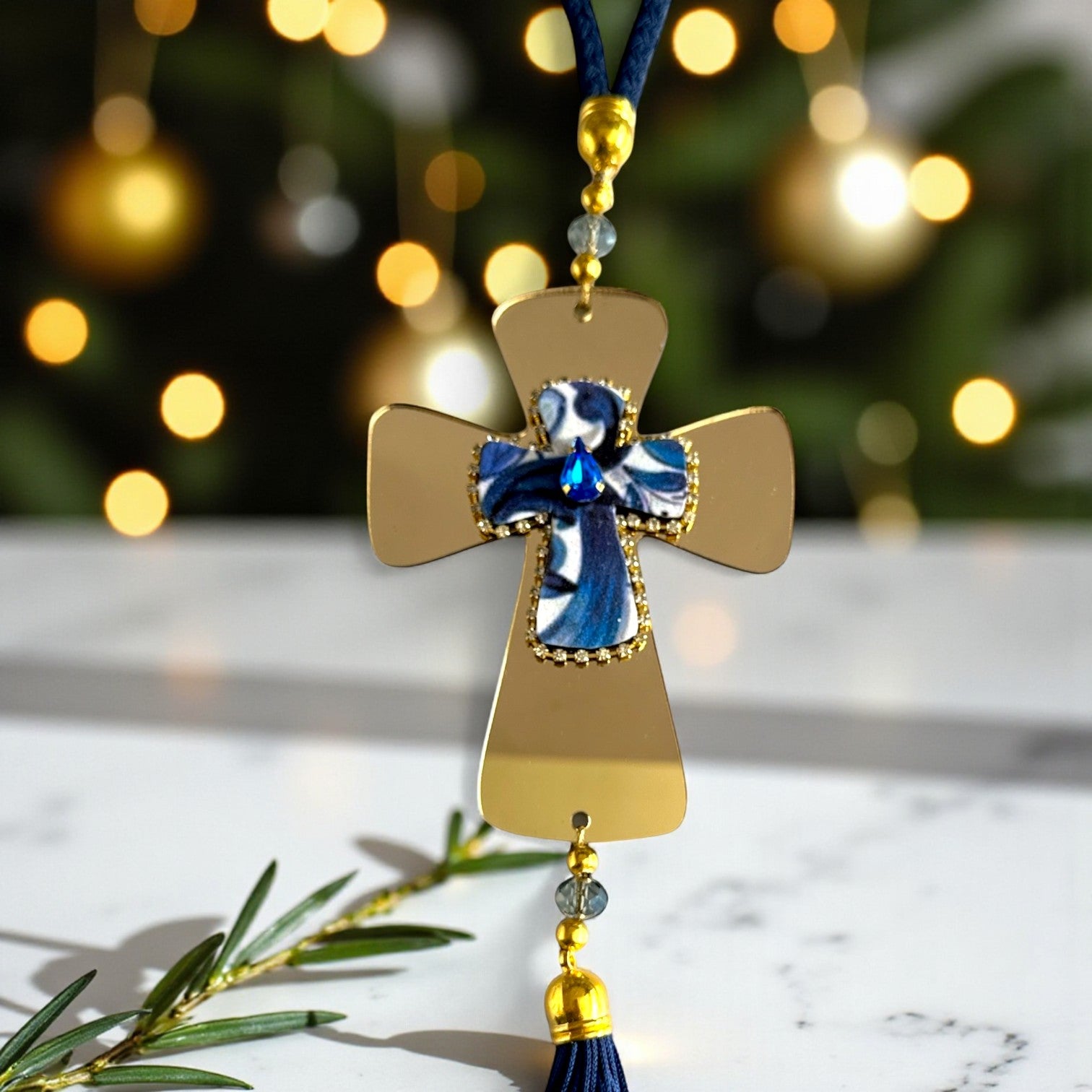 Γούρι 2026 κρεμαστός σταυρός με κρύσταλλο, στρας & φούντα – Greek Wishes Λιανική So Cute by Dimi