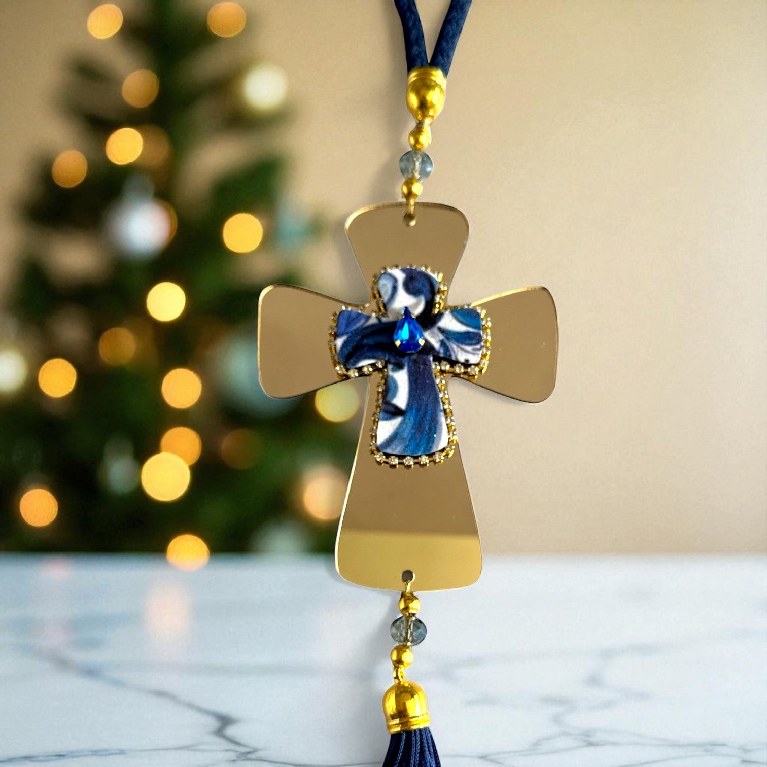 Γούρι 2026 κρεμαστός σταυρός με κρύσταλλο, στρας & φούντα – Greek Wishes Λιανική So Cute by Dimi