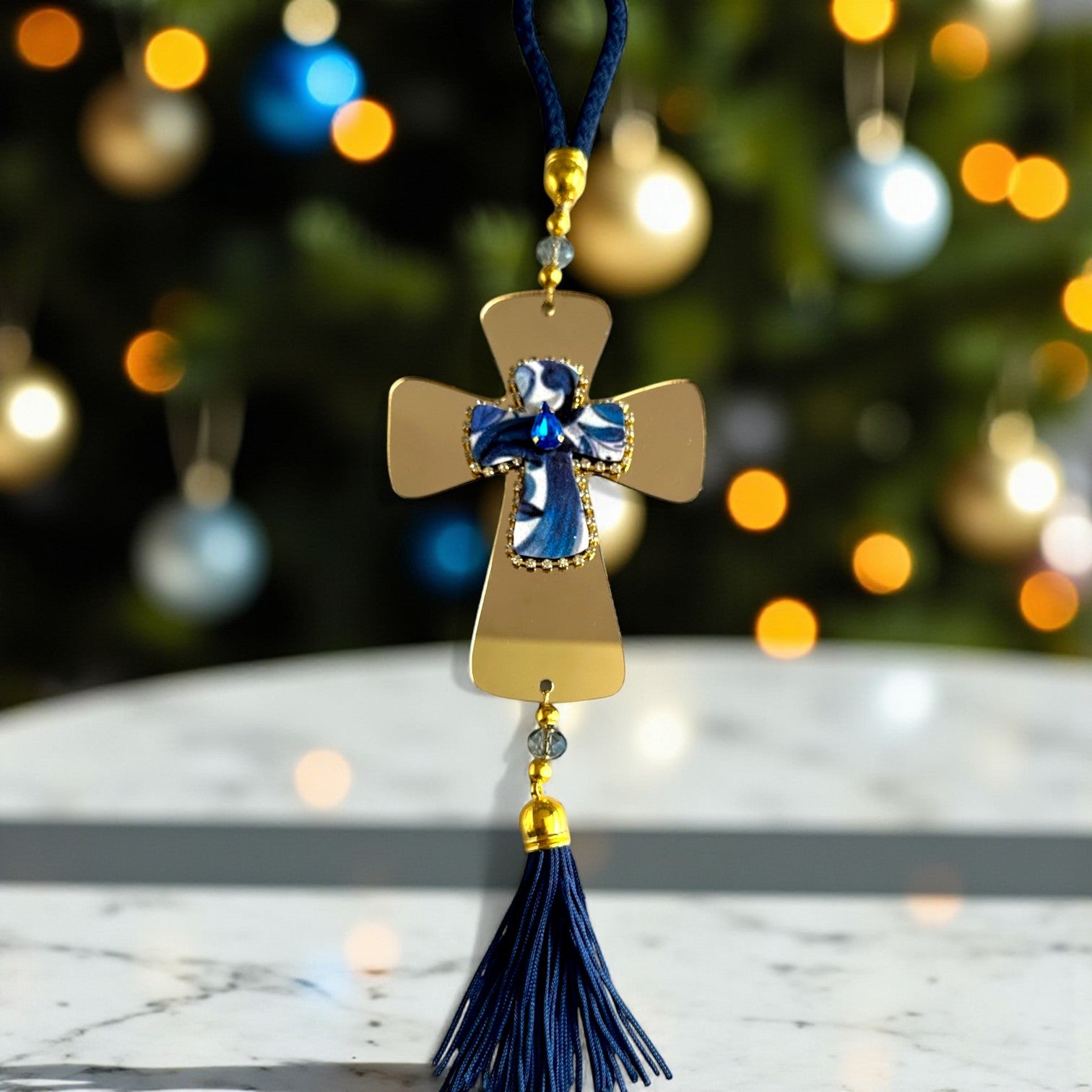 Γούρι 2026 κρεμαστός σταυρός με κρύσταλλο, στρας & φούντα – Greek Wishes Λιανική So Cute by Dimi
