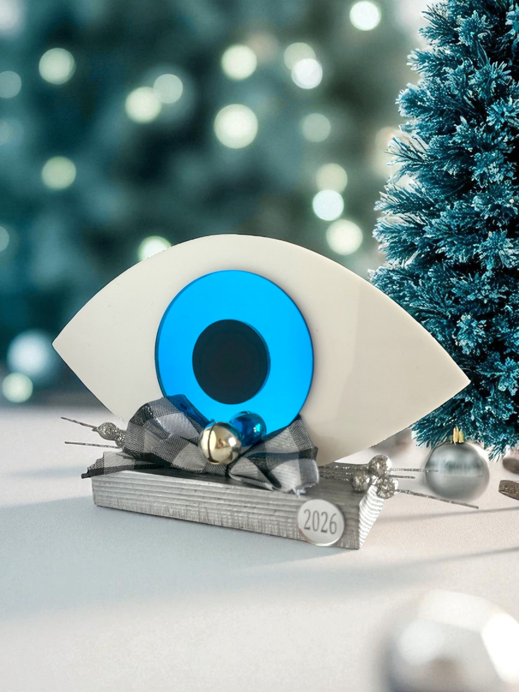 Γούρι 2026 επιτραπέζιο οβάλ μάτι plexiglass τυρκουάζ καθρέφτη σε ξύλινη βάση με φιόγκο – So Cute by Dimi