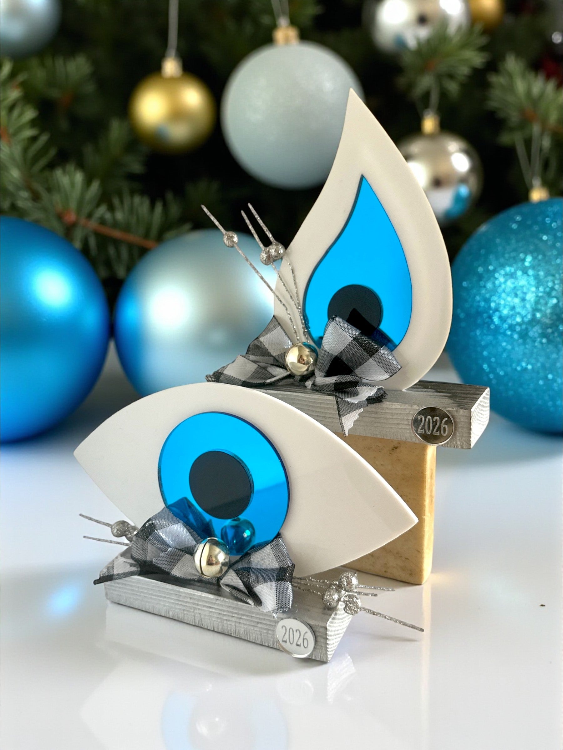 Γούρια 2026 επιτραπέζια σταγόνα και οβάλ με μάτι plexiglass τυρκουάζ mirror με ξύλινη βάση – So Cute by Dimi