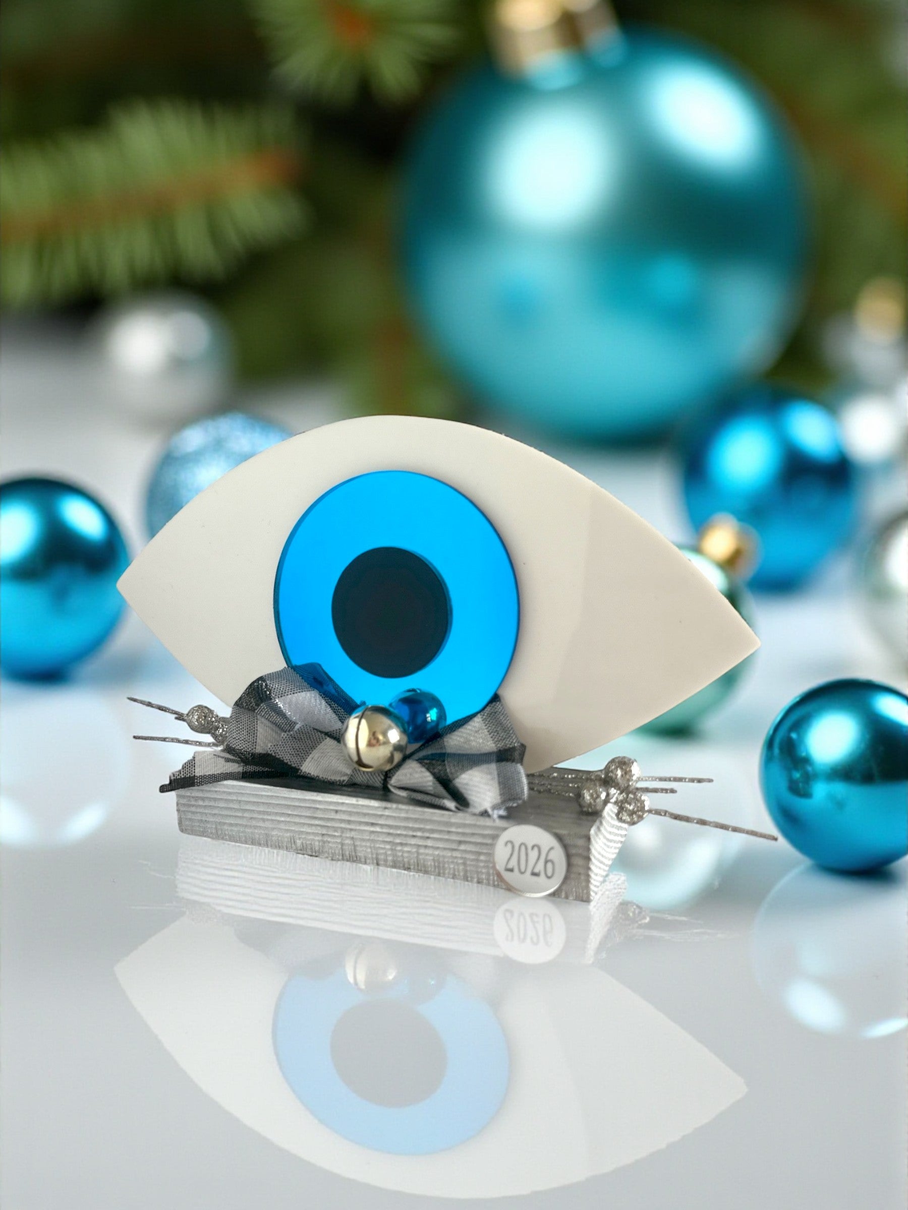 Γούρι 2026 επιτραπέζιο οβάλ μάτι plexiglass τυρκουάζ καθρέφτη σε ξύλινη βάση με φιόγκο – So Cute by Dimi