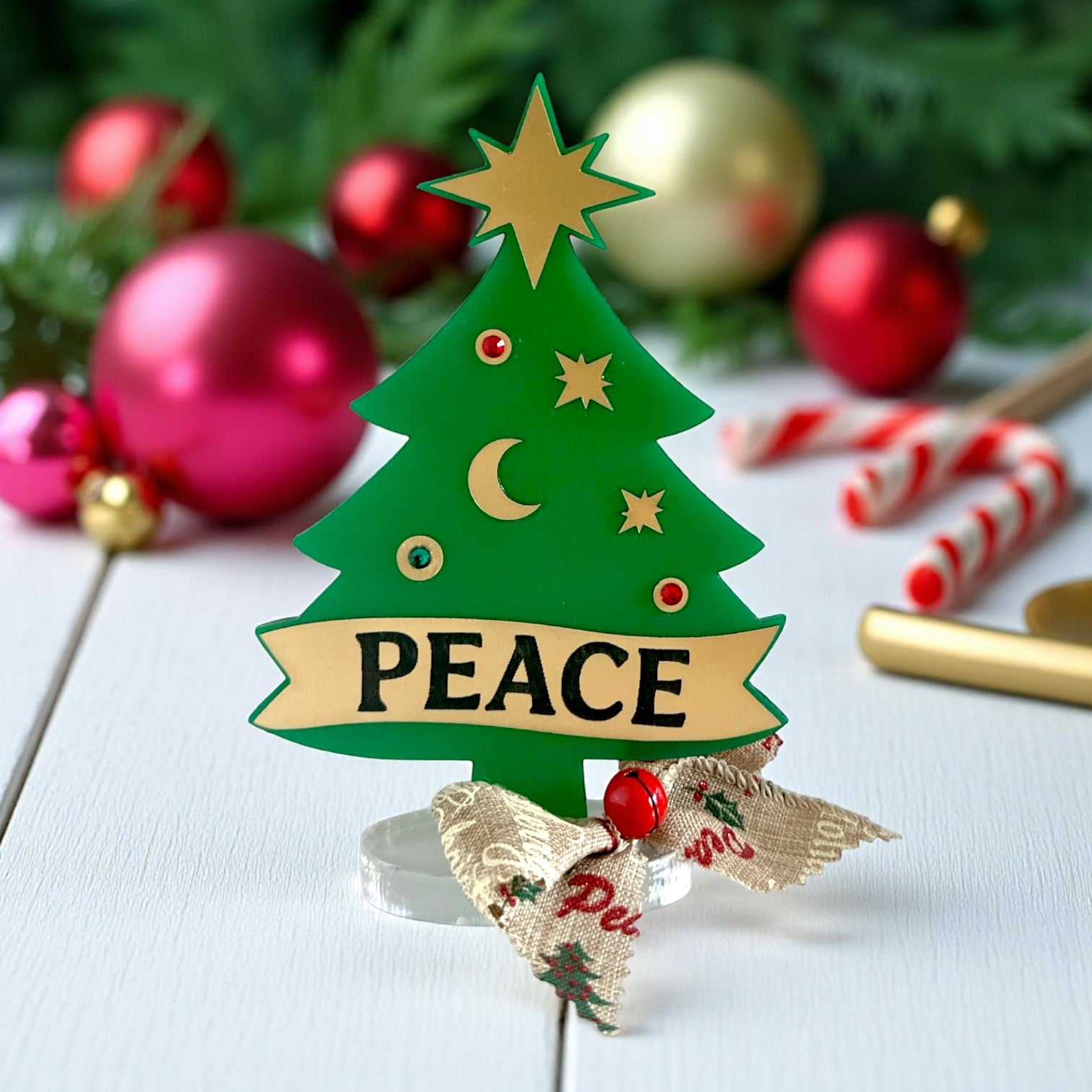 Επιτραπέζιο γούρι Christmas Pop Peace Tree από plexiglass σε σχήμα δέντρου με banner PEACE – So Cute by Dimi