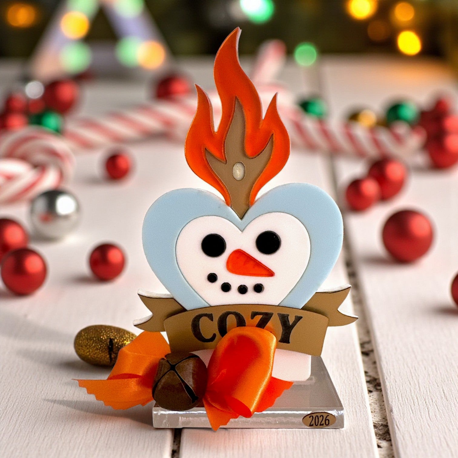 Γούρι 2026 επιτραπέζιο plexiglass χιονάνθρωπος με φιόγκο & banner Cozy – So Cute by Dimi