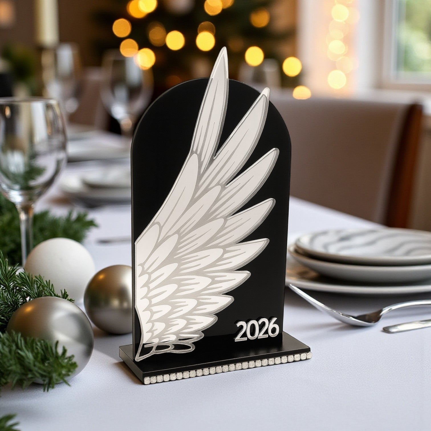 Γούρι Angel Wing 2026, επιτραπέζιο χειροποίητο με φτερό αγγέλου από plexiglass καθρέφτη σε ξύλινη βάση με στρας – πολυτελές διακοσμητικό So Cute by DImi