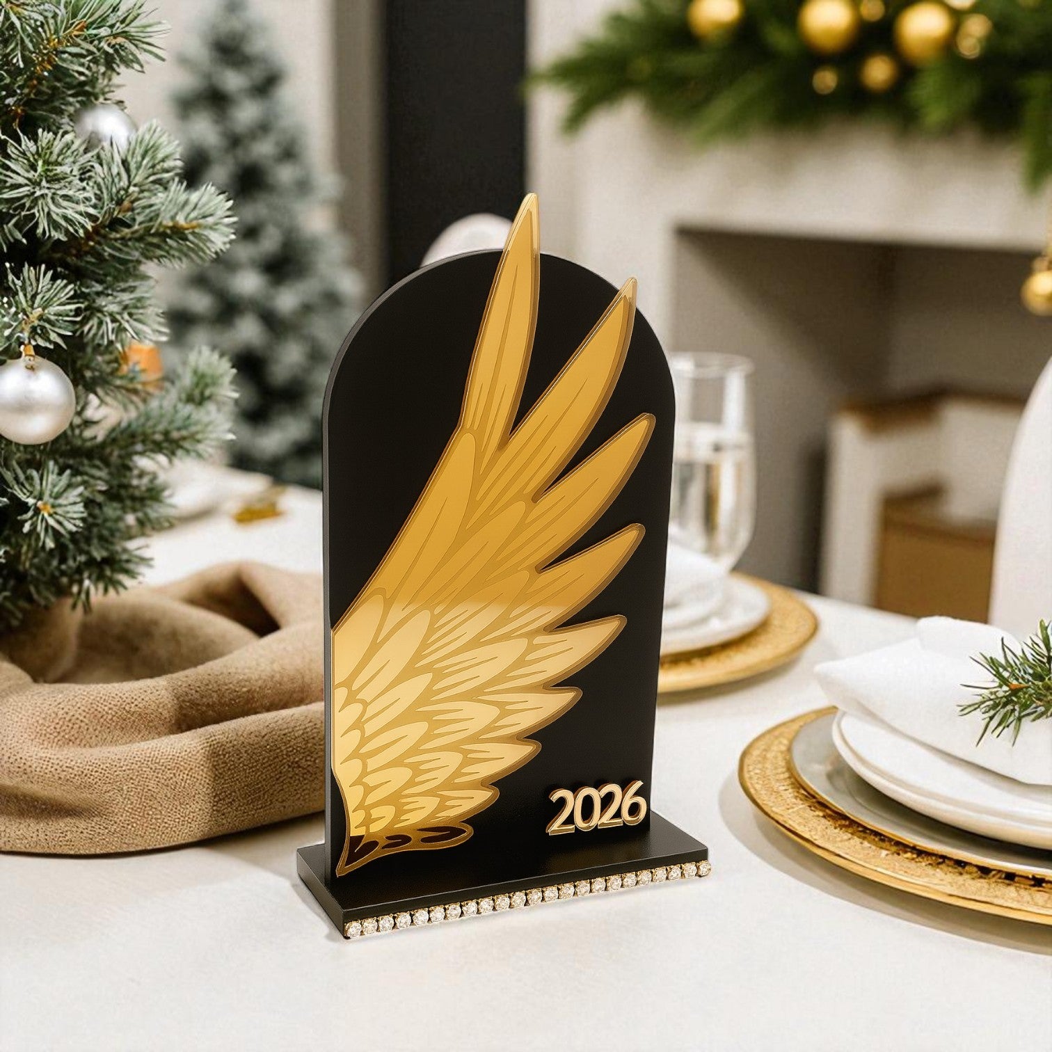 Γούρι Angel Wing 2026, επιτραπέζιο χειροποίητο με φτερό αγγέλου από plexiglass καθρέφτη σε ξύλινη βάση με στρας – πολυτελές διακοσμητικό So Cute by DImi