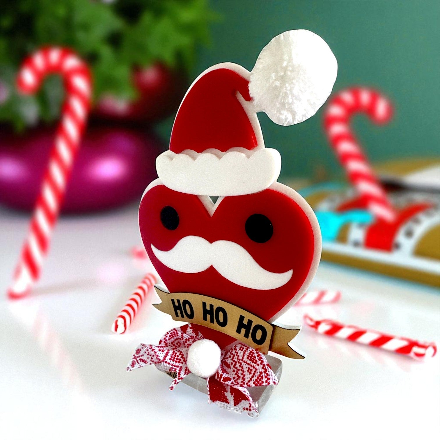 Επιτραπέζιο γούρι Christmas Pop Ho Ho Ho από plexiglass σε σχήμα καρδιάς με σκούφο Άι Βασίλη – So Cute by Dimi