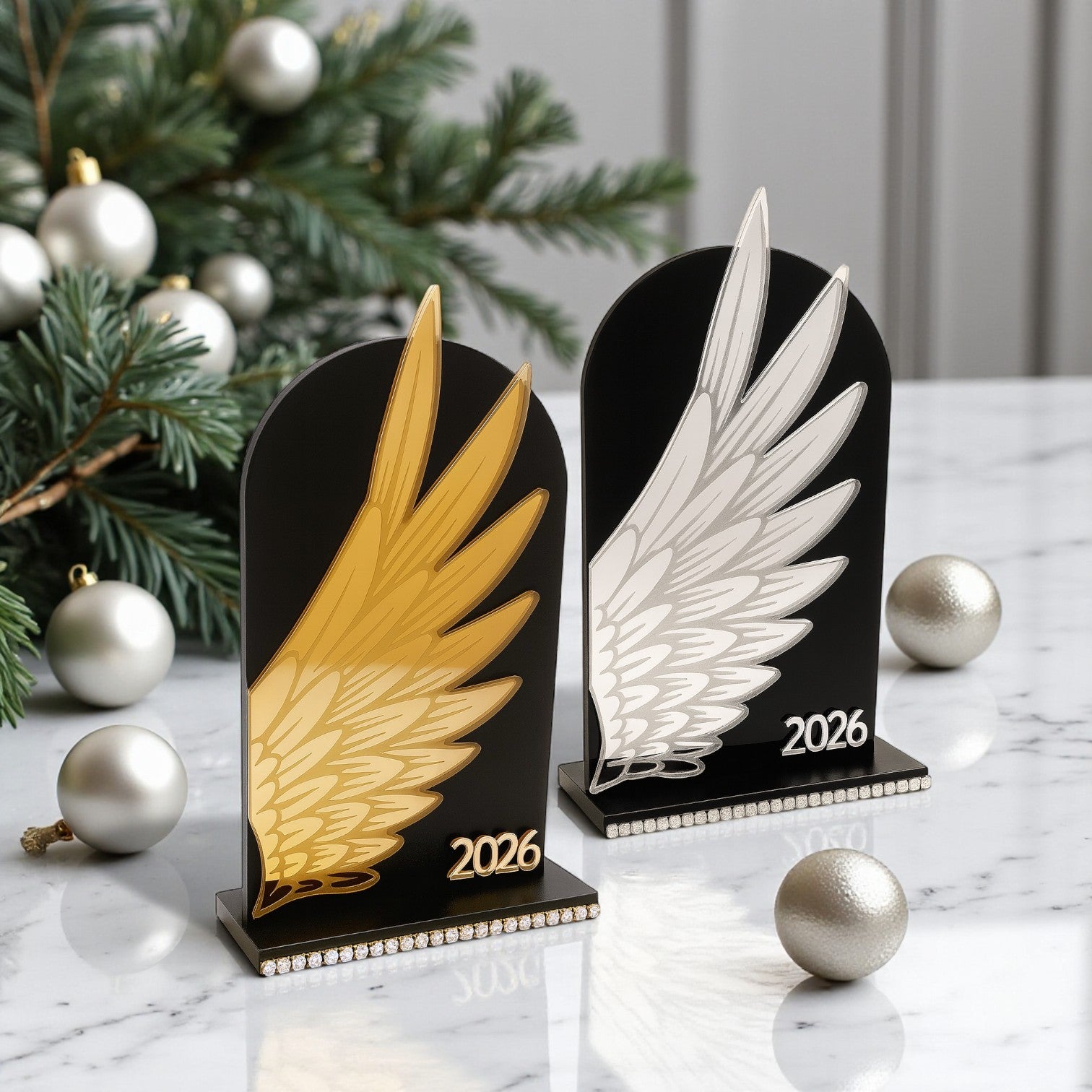 Γούρι Angel Wing 2026, επιτραπέζιο χειροποίητο με φτερό αγγέλου από plexiglass καθρέφτη σε ξύλινη βάση με στρας – πολυτελές διακοσμητικό So Cute by DImi