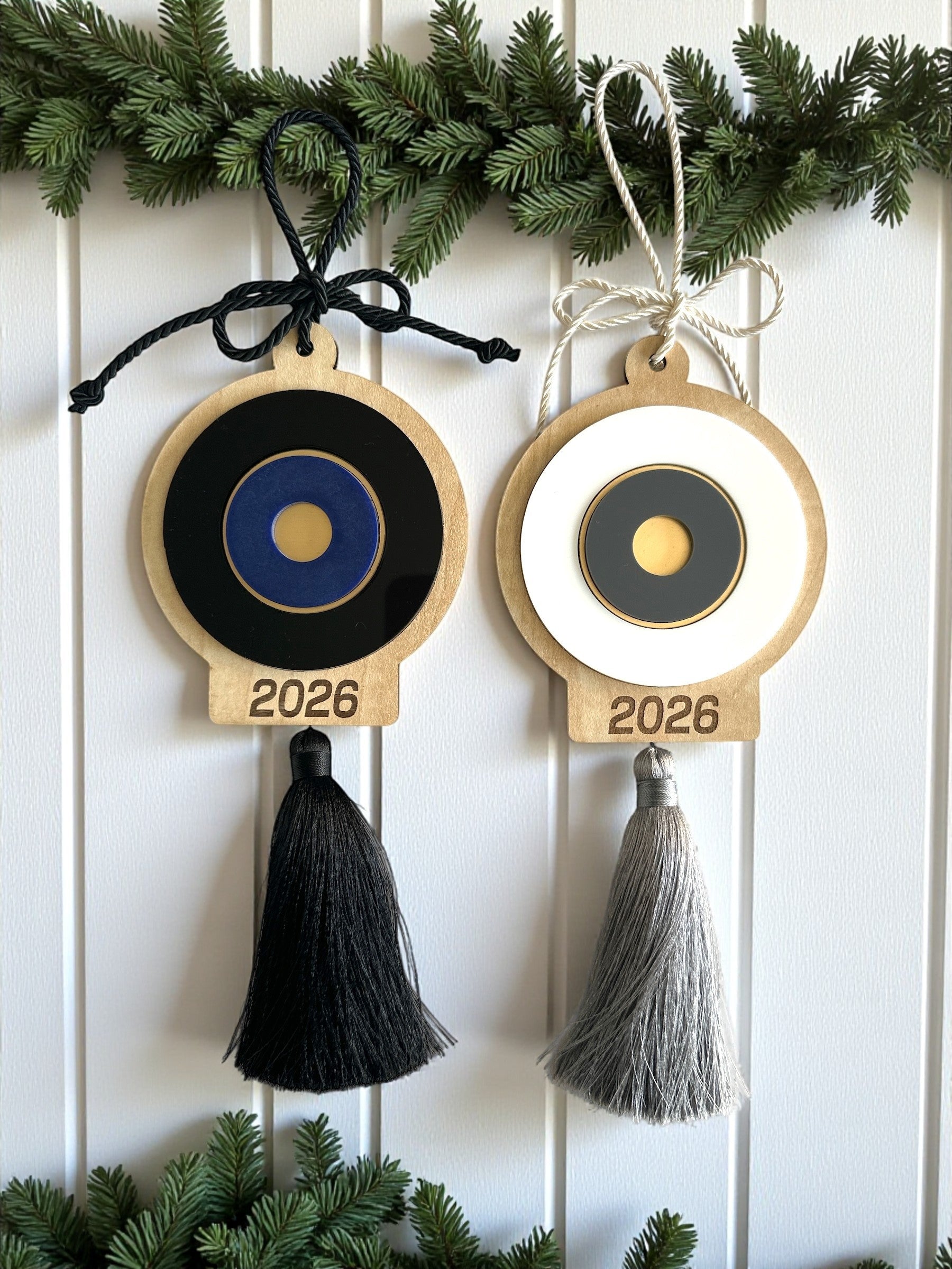 Γούρι 2026 κρεμαστό μάτι ξύλο και plexiglass με φούντα – So Cute by Dimi