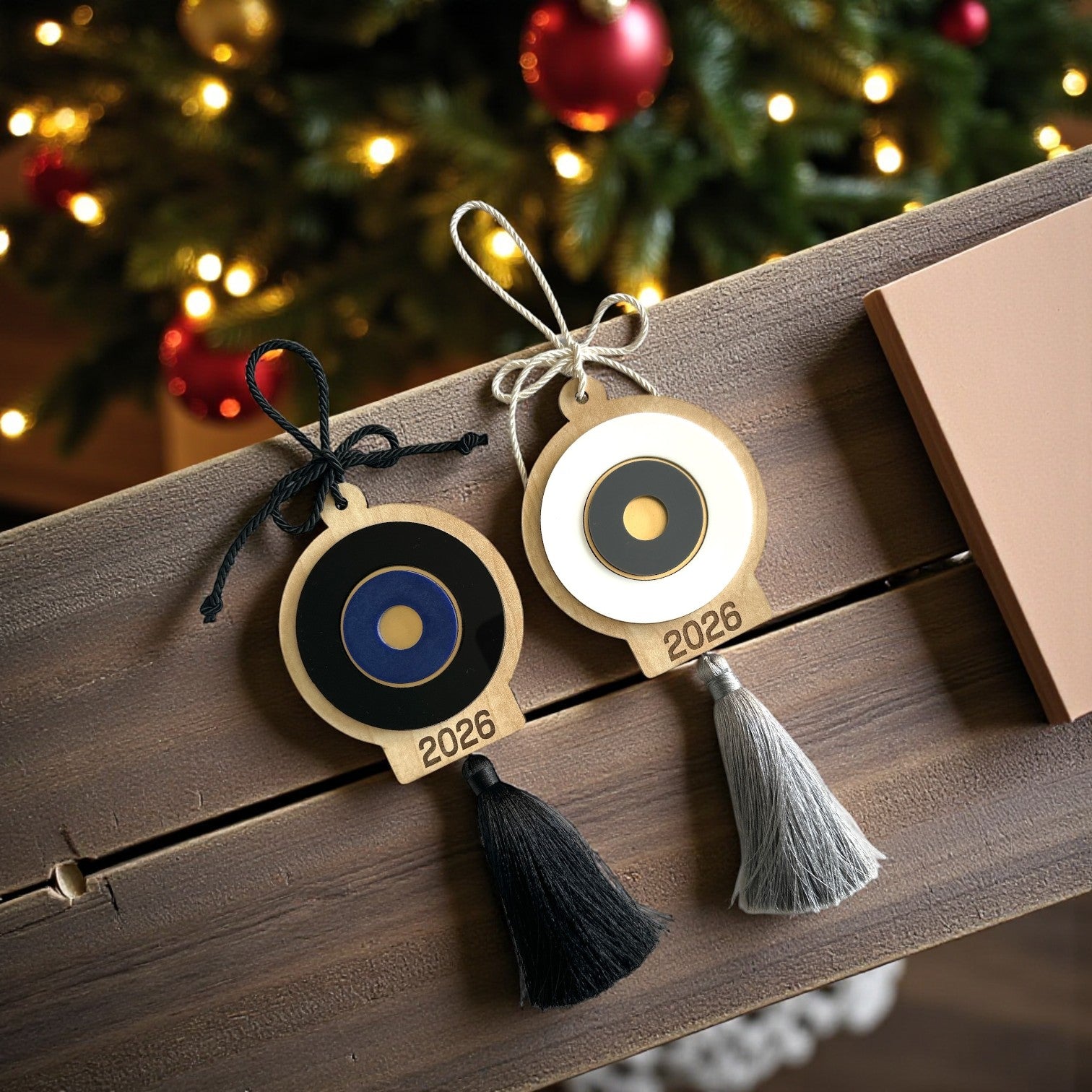 Γούρι 2026 κρεμαστό μάτι ξύλο και plexiglass με φούντα – So Cute by Dimi