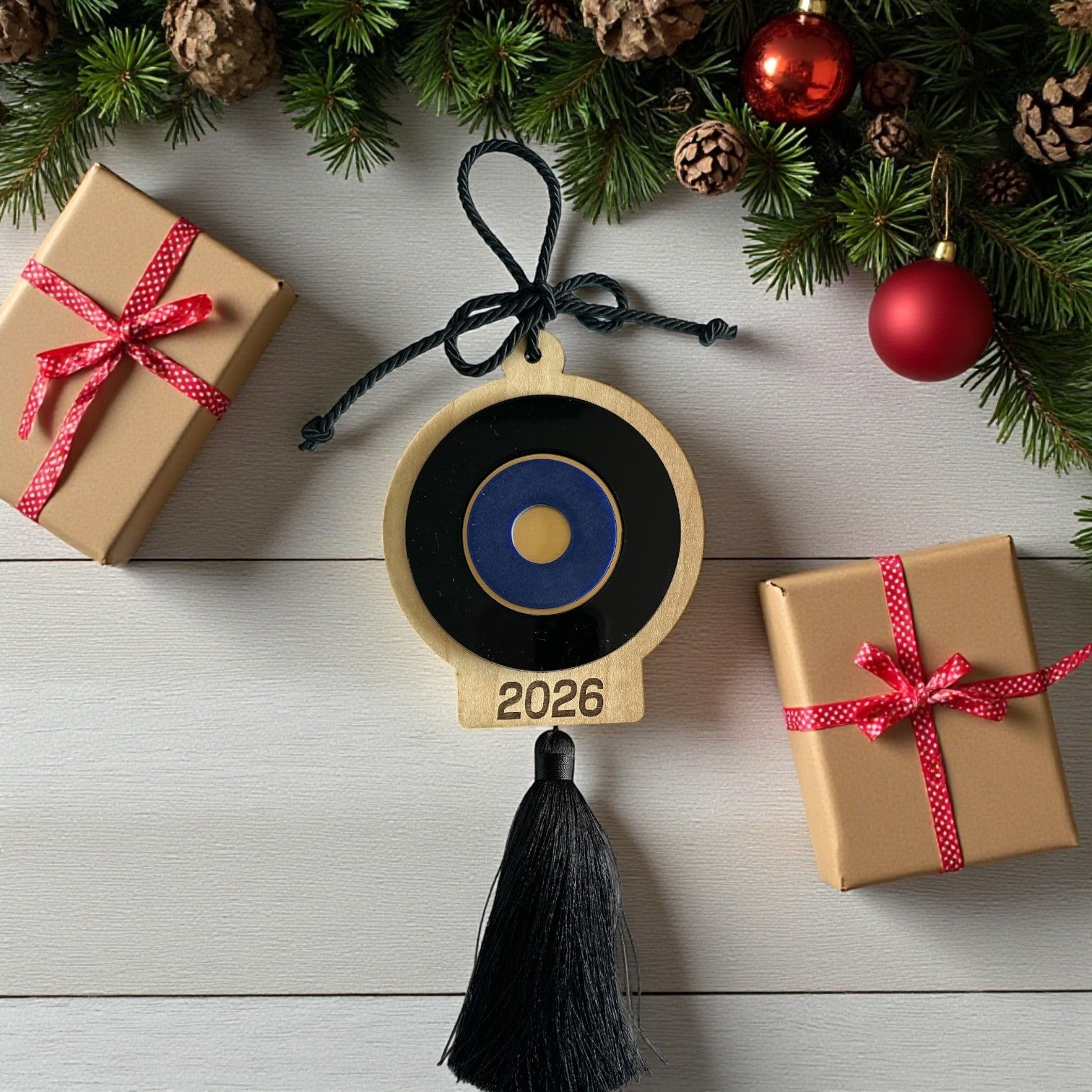 Γούρι 2026 κρεμαστό μάτι ξύλο και plexiglass με φούντα – So Cute by Dimi