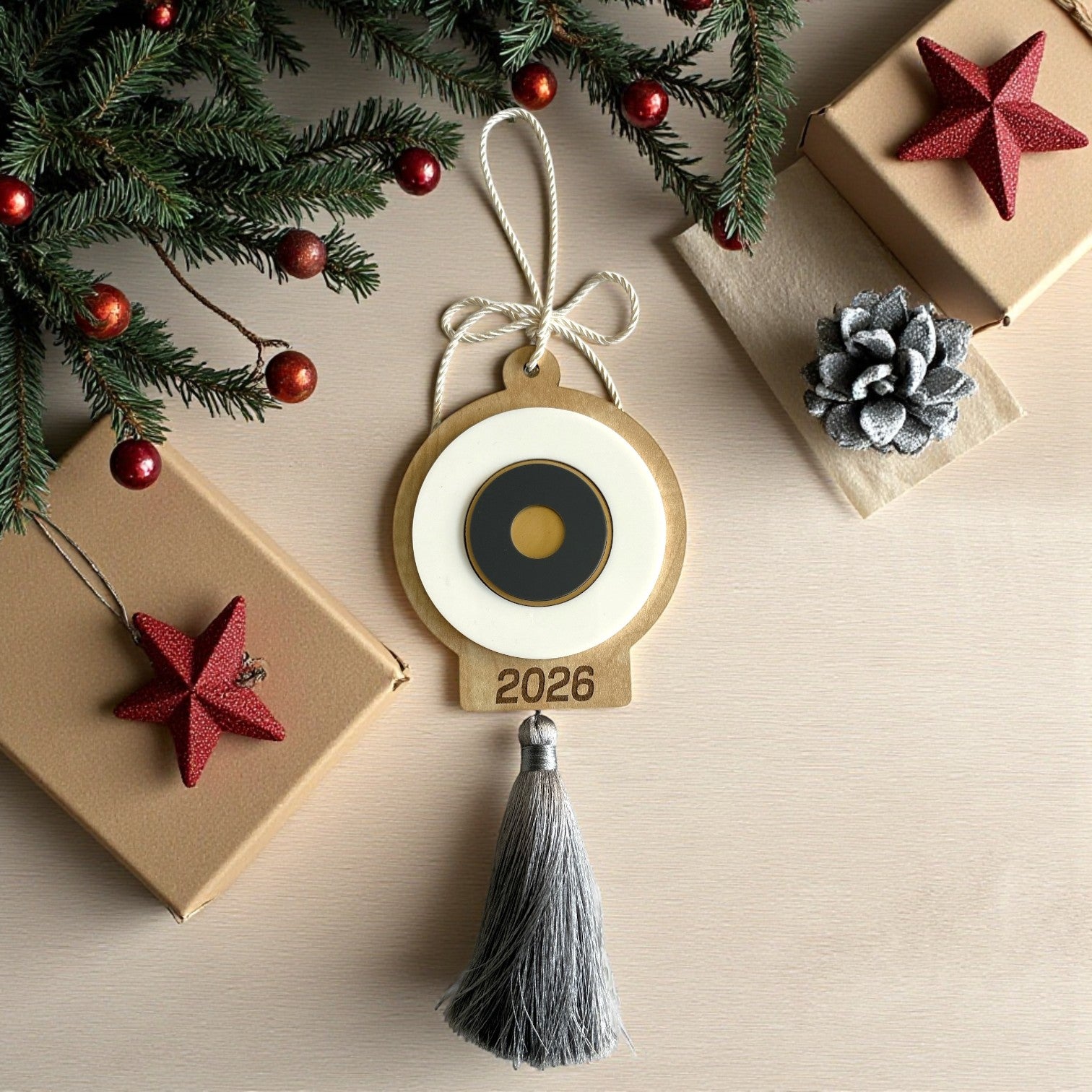 Γούρι 2026 κρεμαστό μάτι ξύλο και plexiglass με φούντα – So Cute by Dimi